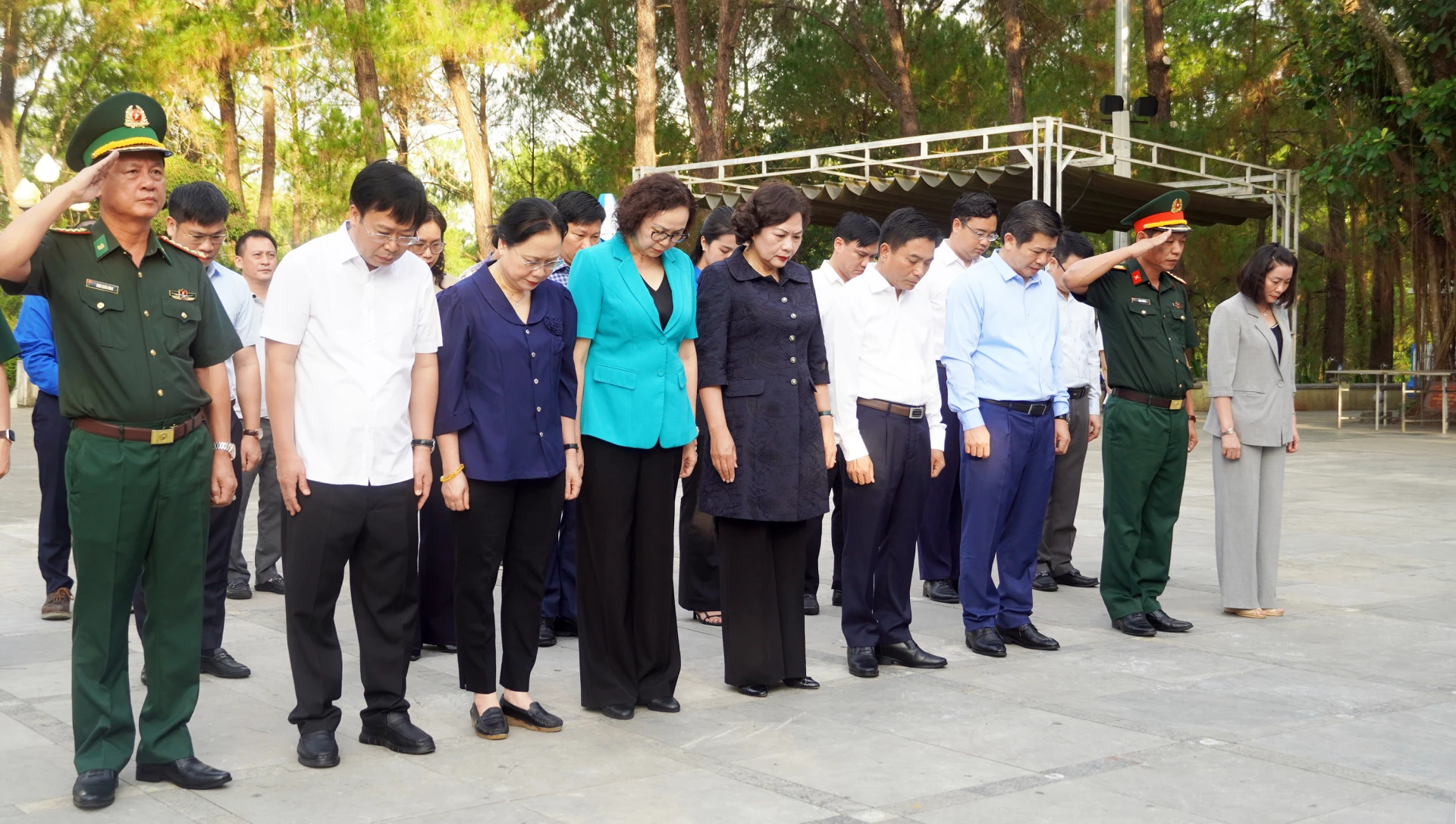 Các đại biểu dâng hương tưởng nhớ các Anh hùng liệt sĩ tại Nghĩa trang liệt sĩ Quốc gia Trường Sơn - Ảnh: N.M
