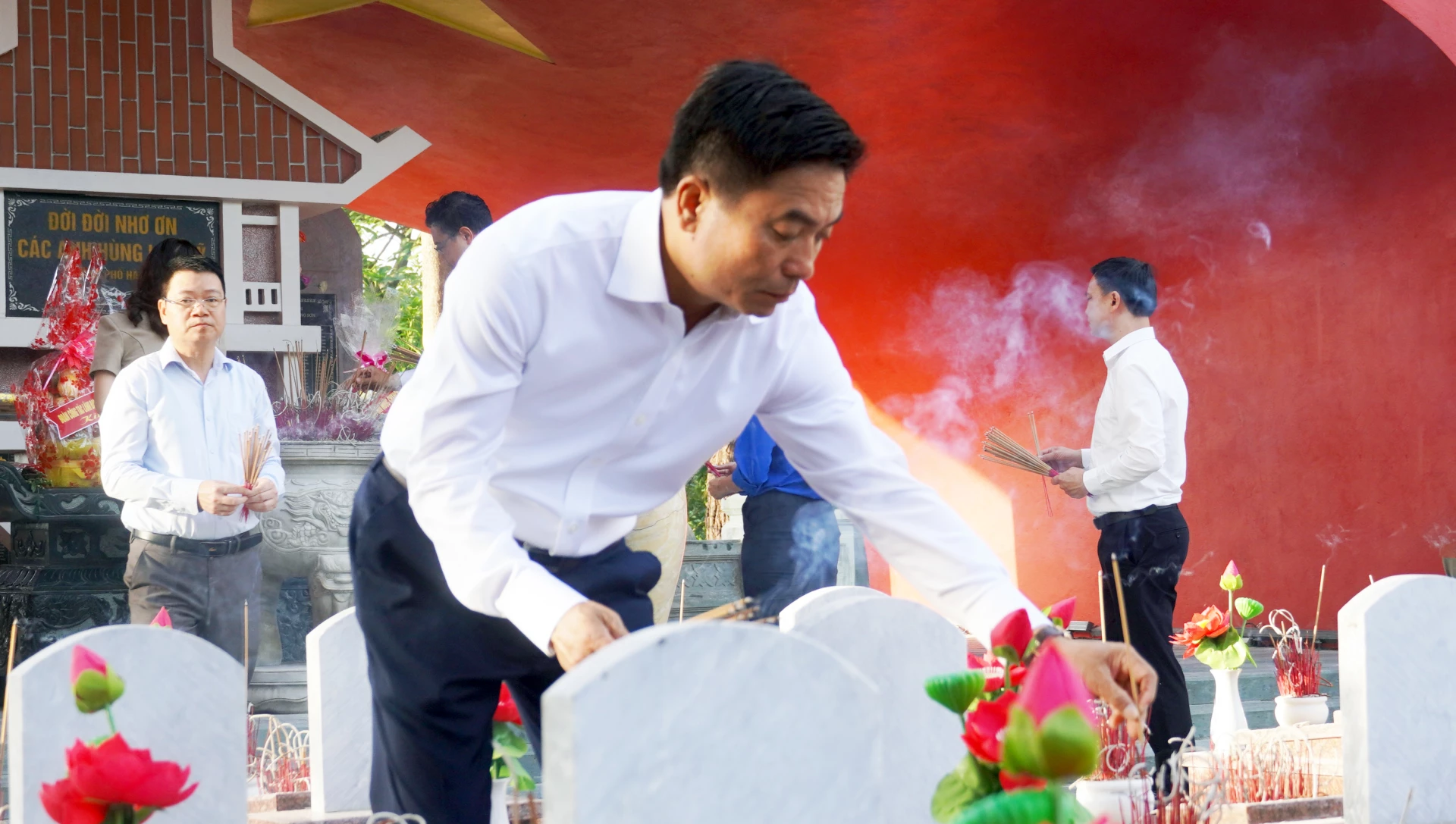 Đồng chí Thượng tướng Nguyễn Doãn Anh, Ủy viên Trung ương Đảng, Phó Chủ tịch Quốc hội dâng hương lên các phần mộ liệt sĩ tại Nghĩa trang liệt sĩ Quốc gia Trường Sơn - Ảnh: N.M
