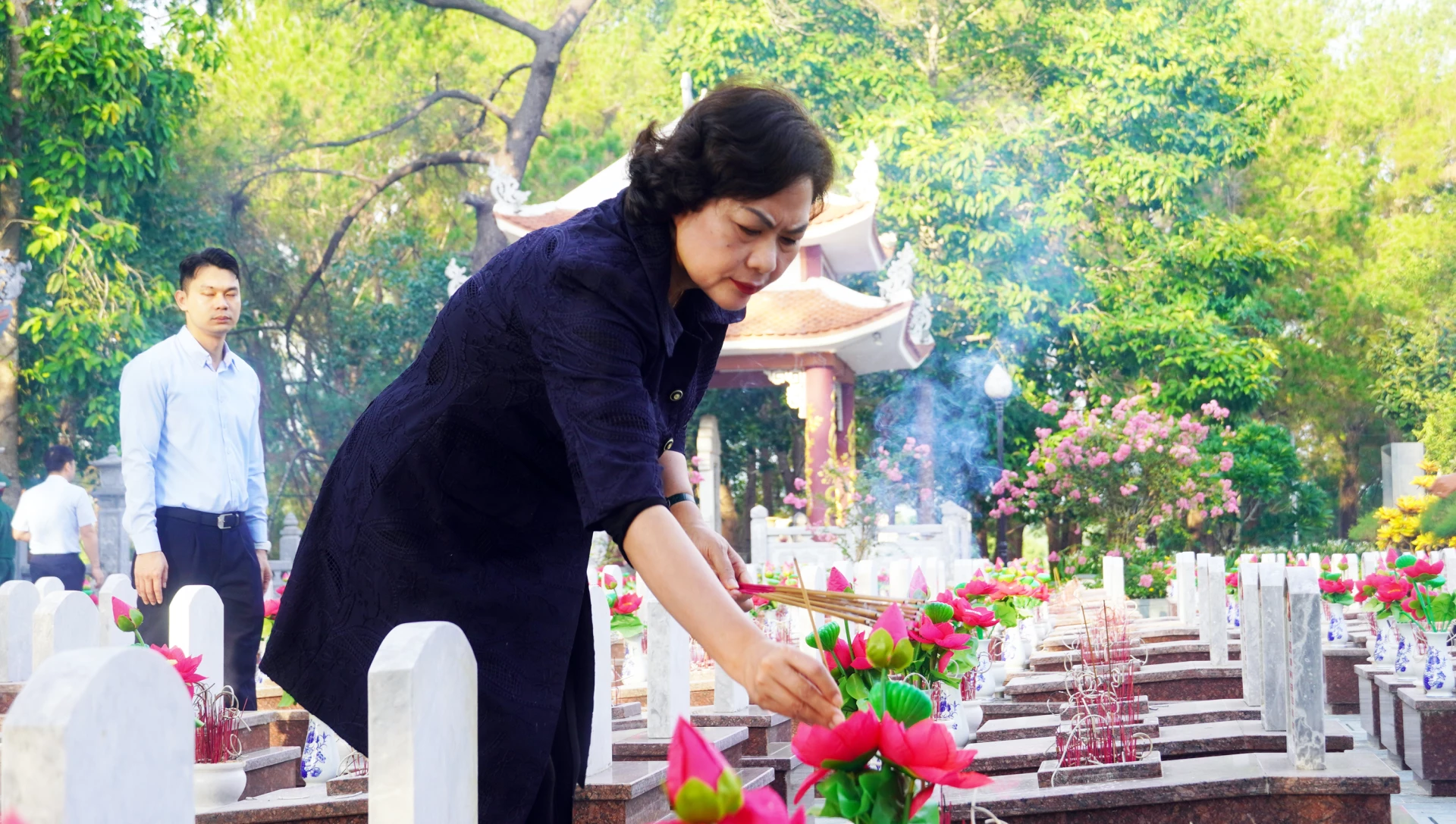 Đồng chí Nguyễn Thị Hồng, Ủy viên Trung ương Đảng, Phó Chủ tịch Quốc hội dâng hương tri ân các Anh hùng liệt sĩ tại Nghĩa trang liệt sĩ Quốc gia Trường Sơn - Ảnh: N.M