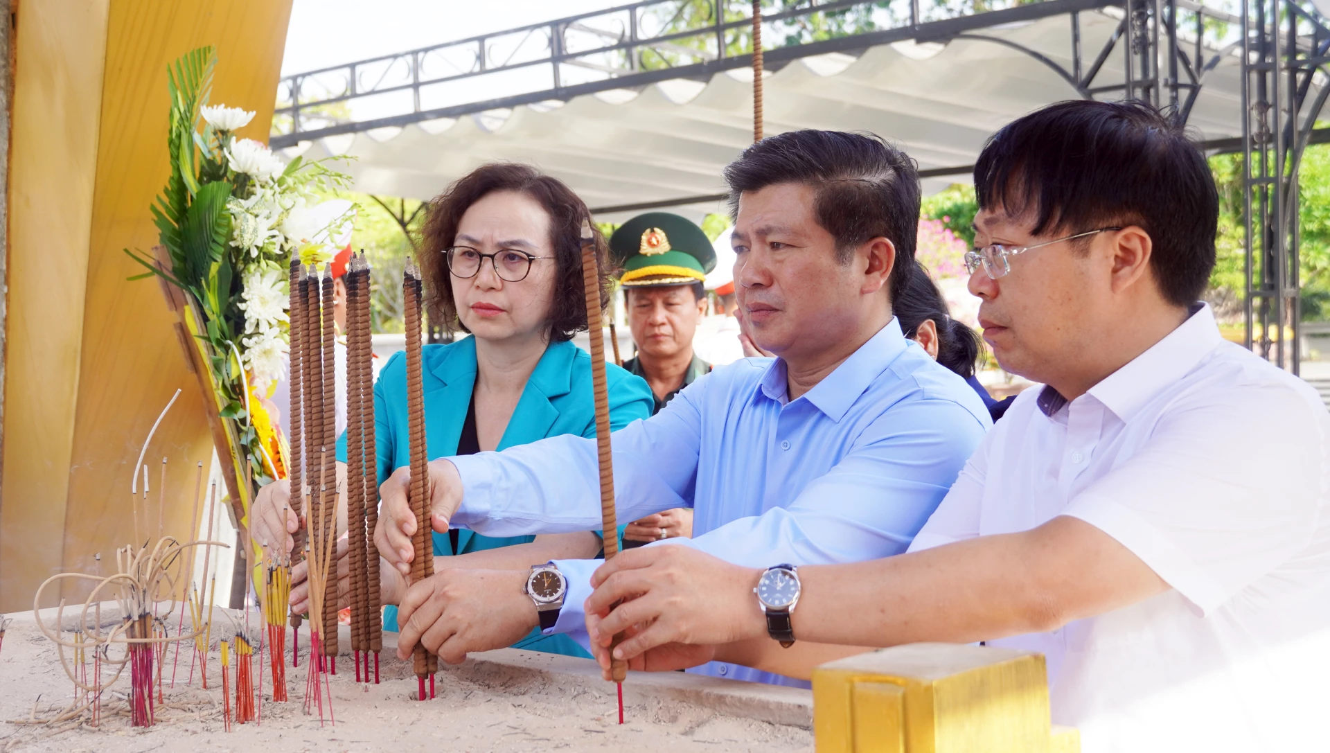Đồng chí Trần Vũ Khiêm, Phó Bí thư Thường trực Tỉnh ủy, Trưởng Đoàn ĐBQH tỉnh và các đại biểu dâng hương tri ân các Anh hùng liệt sĩ tại Nghĩa trang liệt sĩ Quốc gia Đường 9 - Ảnh: N.M
