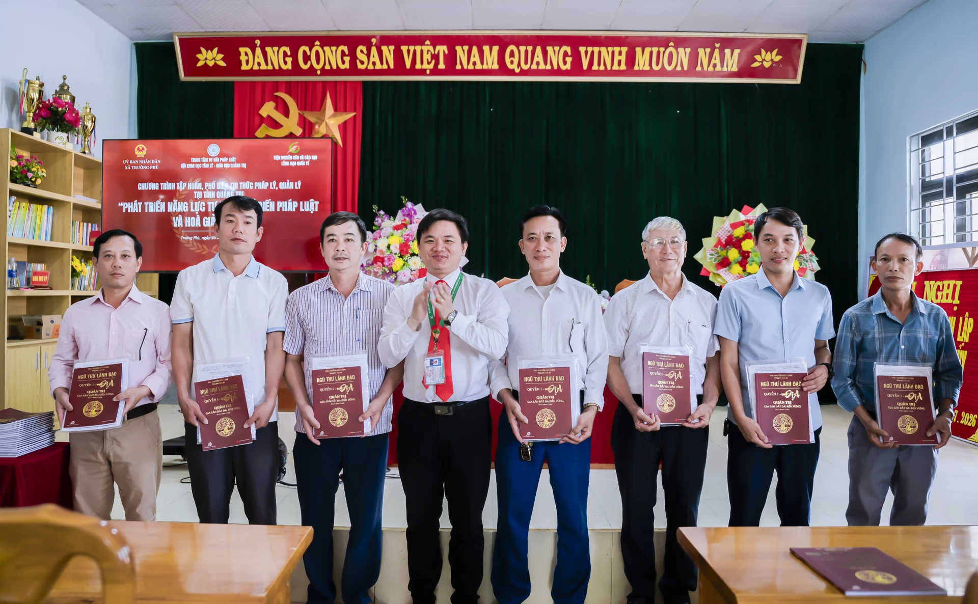 
Trao tặng quyển sách “Quản trị gia sản đất đai bền vững” thuộc bộ sách “Ngũ thư lãnh đạo” cho đại diện các thôn nhằm phục vụ công tác nghiên cứu, tuyên truyền, phổ biến pháp luật tại cơ sở - Ảnh: H.T

