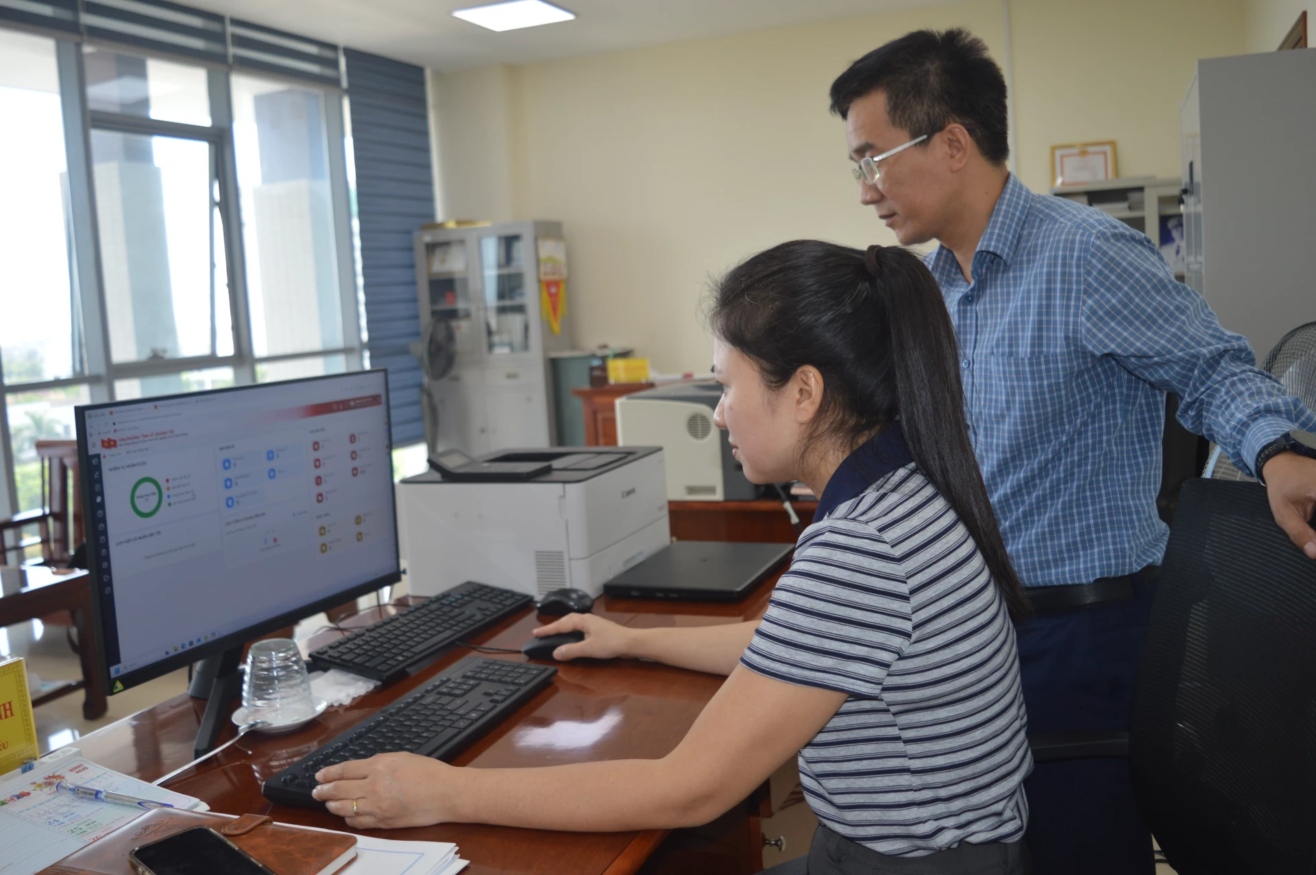 Cán bộ Văn phòng Tỉnh ủy kiểm tra tiến độ xử lý văn bản của tổ chức đảng qua phần mềm Theo dõi nghị quyết - Ảnh: M.L