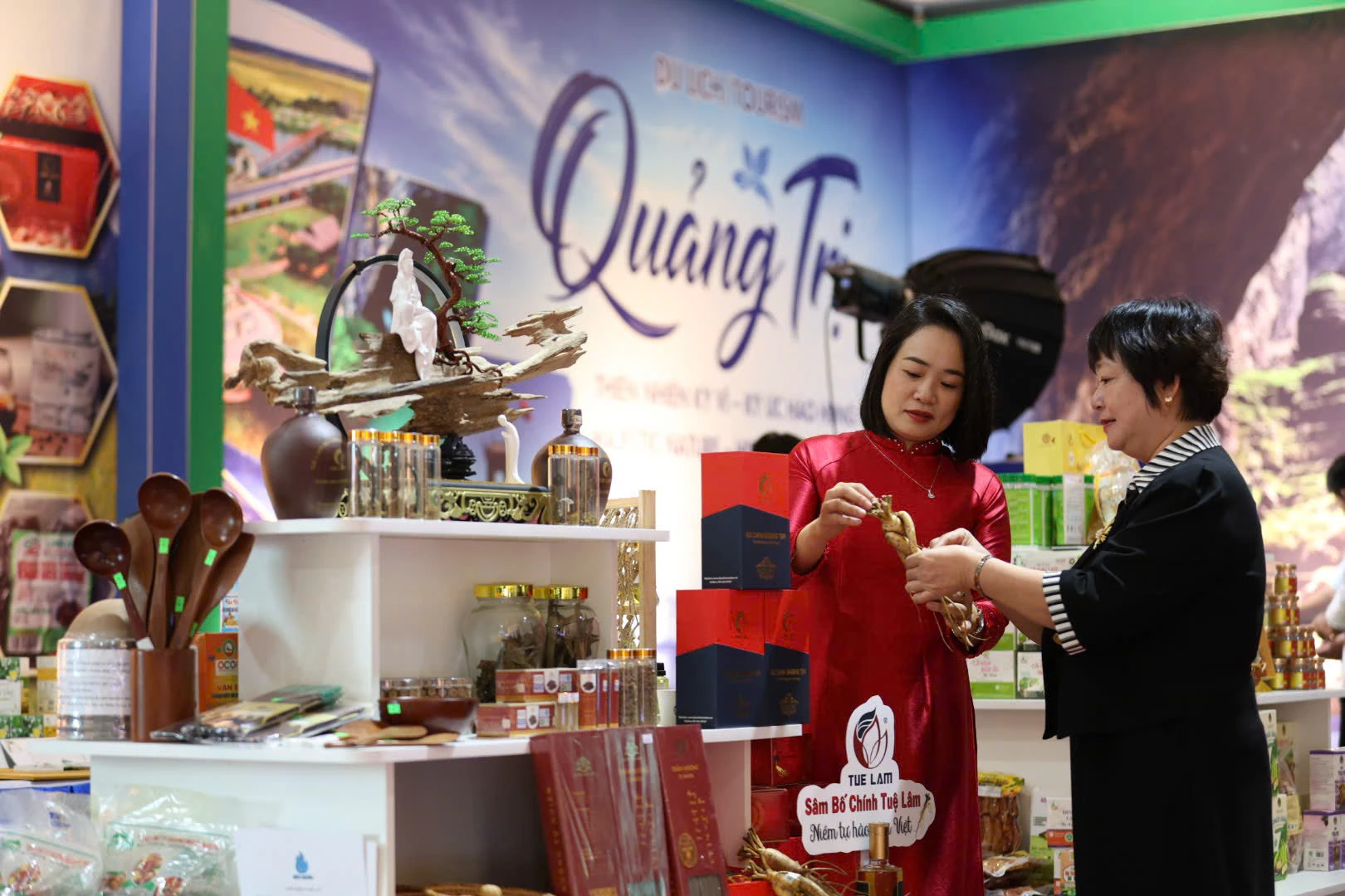 Trưng bày, giới thiệu sản phẩm OCOP bên lề hội nghị - Ảnh: Đ.V