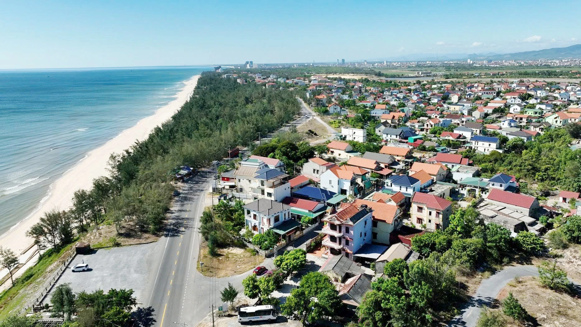 Trong không gian phát triển mới của phường Đồng Thuận, “biển rừng” đã gần nhau- Ảnh: T.L 