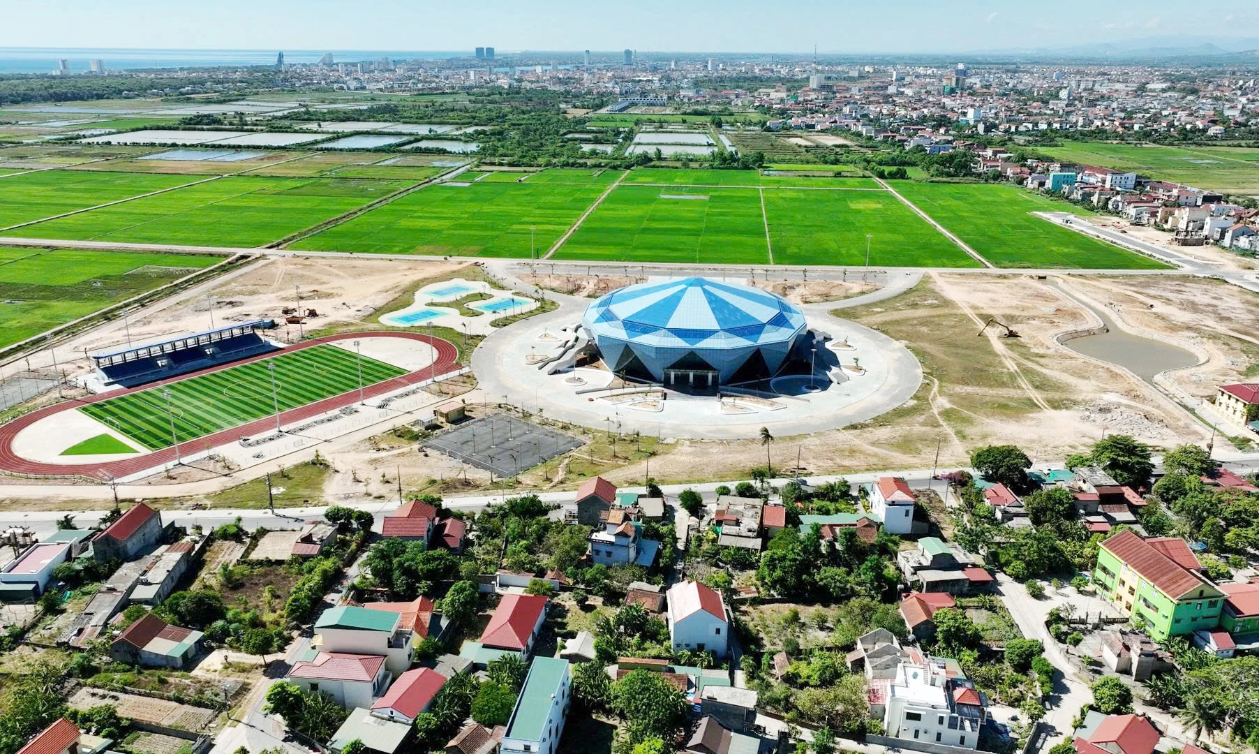 Những công trình hiện đại đang triển khai xây dựng tại phường Đồng Thuận- Ảnh: T.L