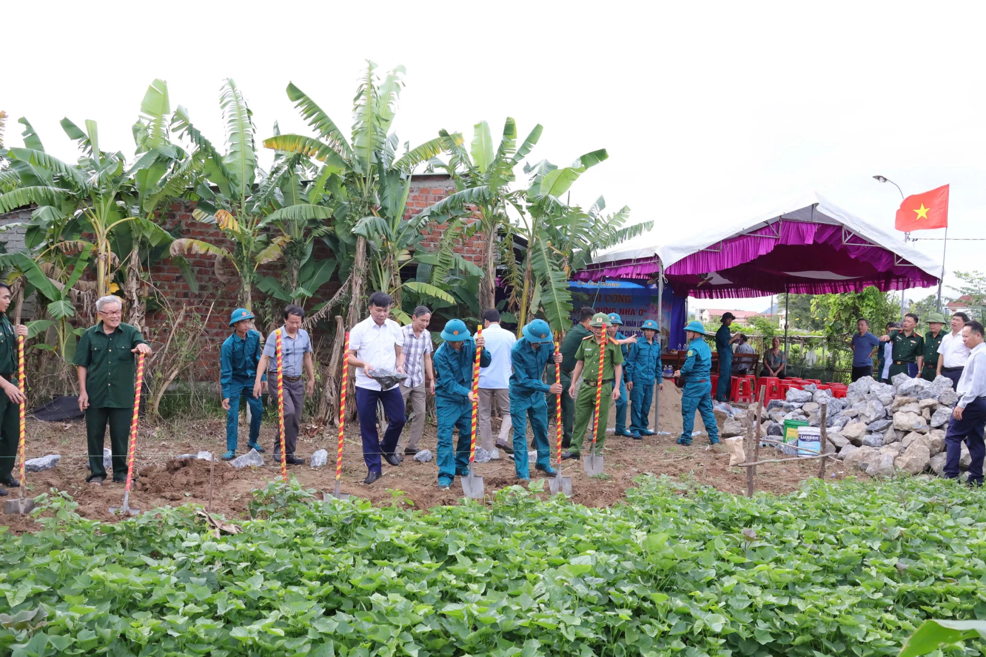 Lãnh đạo xã Tân Gianh thực hiện nghi thức động thổ khởi công xây dựng nhà ở - Ảnh: M.N