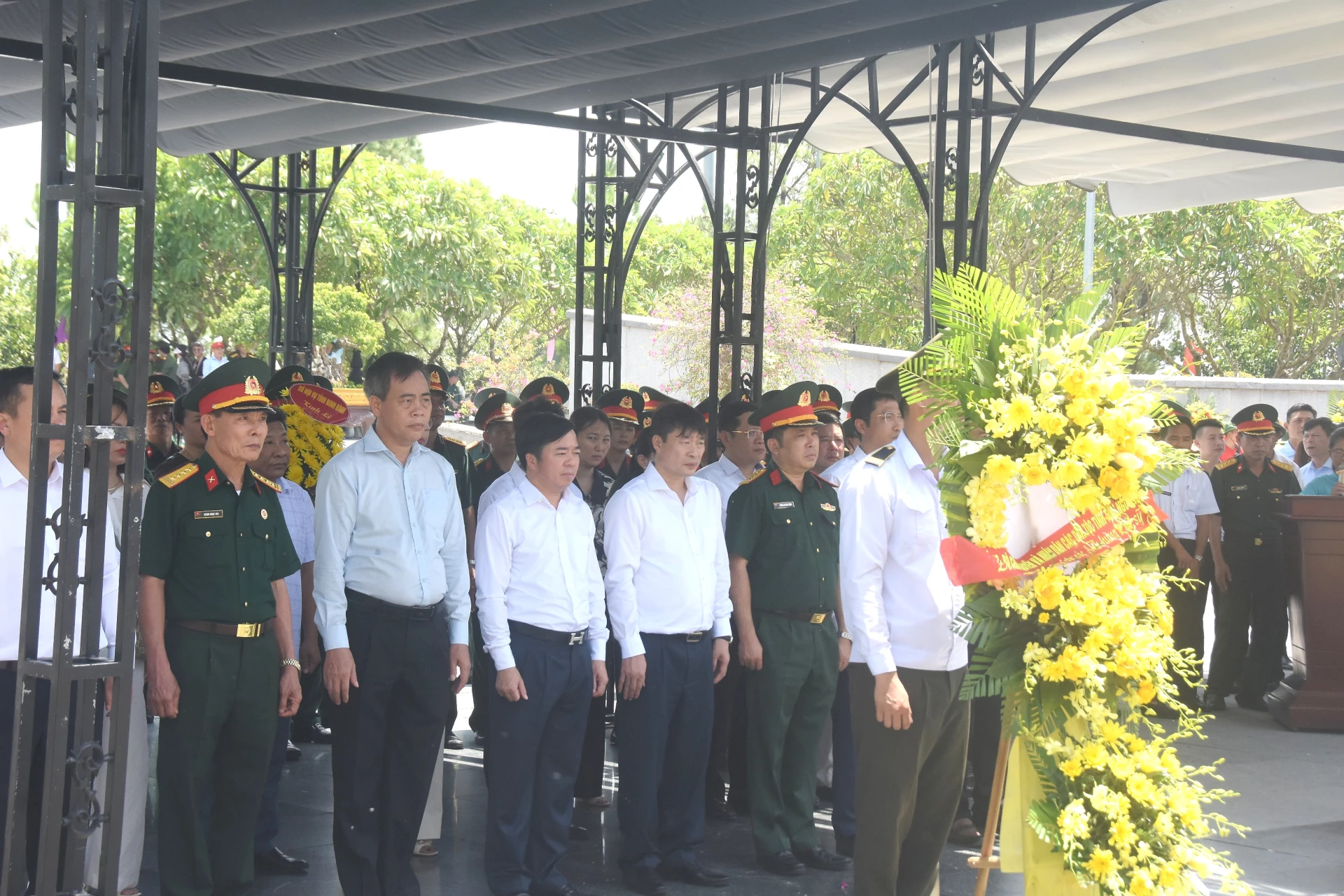Các đại biểu tưởng nhớ các anh hùng liệt sĩ - Ảnh: Đ.V