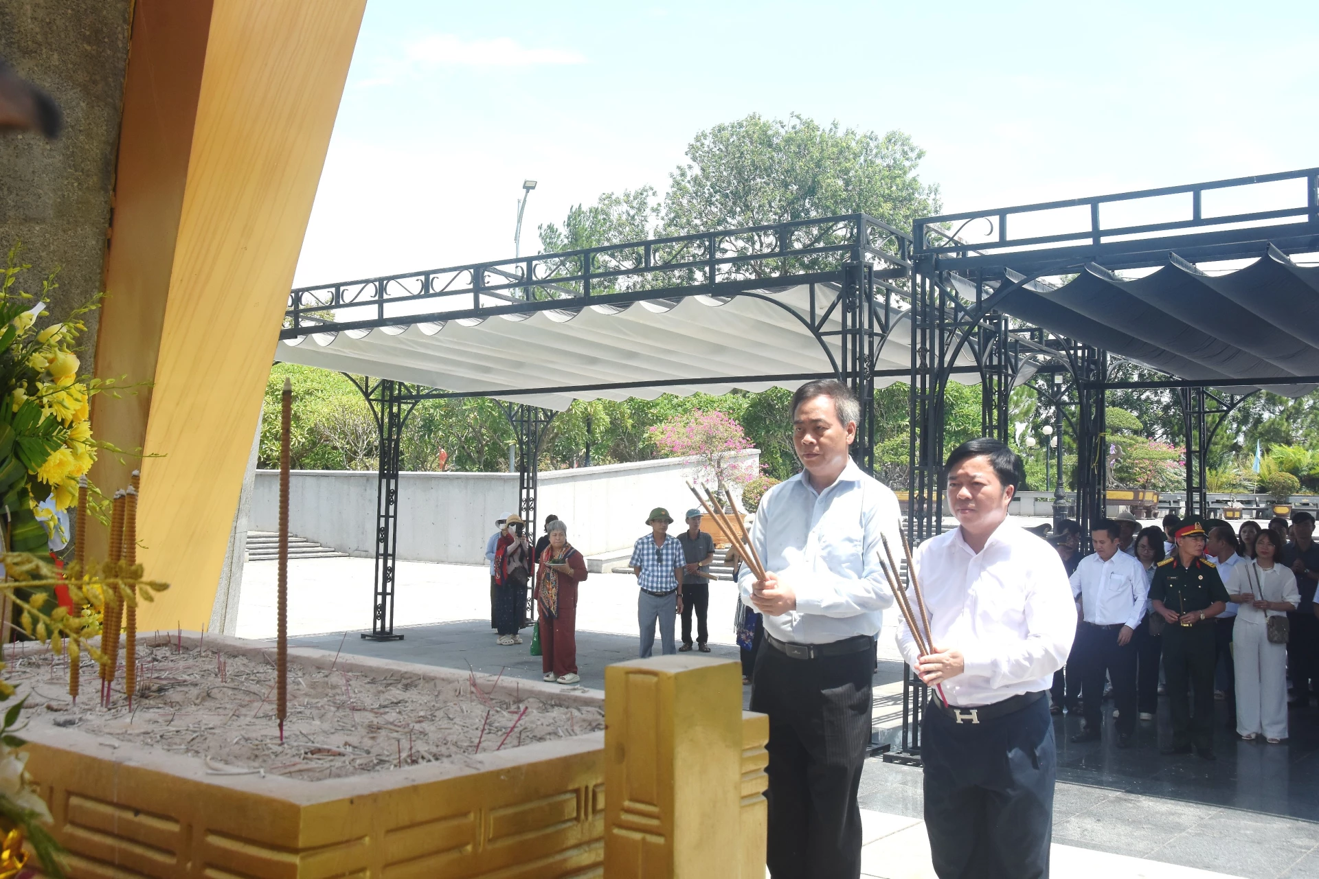 Đồng chí Bùi Văn Lương, Phó Bí thư Tỉnh uỷ, Chủ tịch HĐND tỉnh Thái Nguyên và đồng chí Nguyễn Đăng Quang, Phó Bí thư Tỉnh ủy, Chủ tịch HĐND tỉnh Quảng Trị dâng hương tại Nghĩa trang Liệt sĩ quốc gia Đường 9 - Ảnh: Đ.V