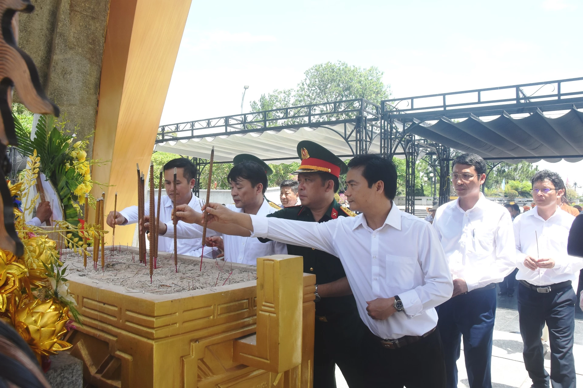 Các thành viên đoàn công tác tỉnh Thái Nguyên dâng hương tại Nghĩa trang Liệt sĩ quốc gia Đường 9 - Ảnh: Đ.V