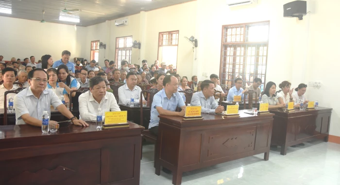 Tặng quà gia đình chính sách và học sinh hoàn cảnh khó khăn tại xã Triệu Cơ, Nam Cửa Việt