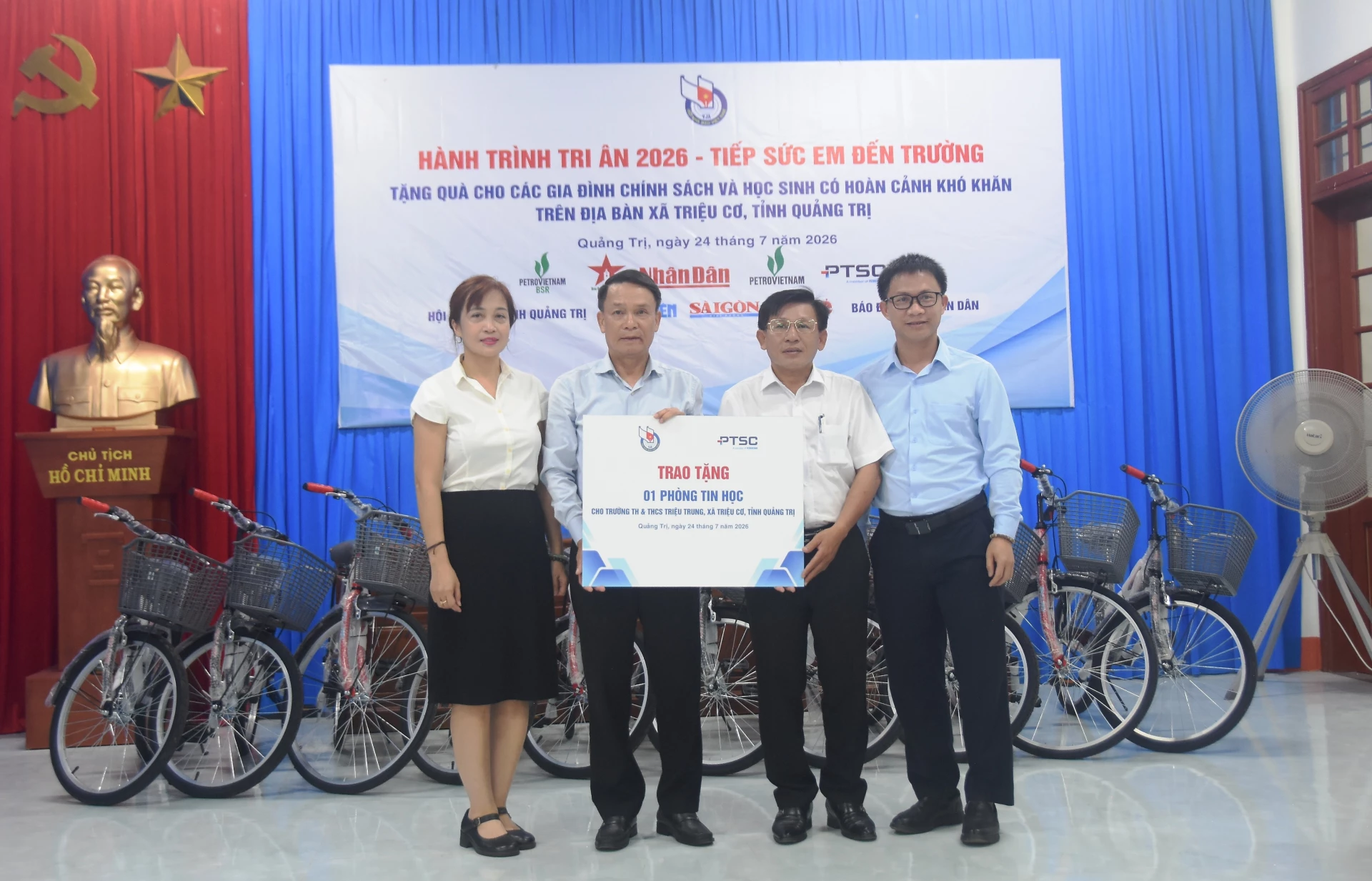 Trao tặng phòng máy tính cho Trường TH&THCS Triệu Trung, xã Triệu Cơ - Ảnh: Đ.V