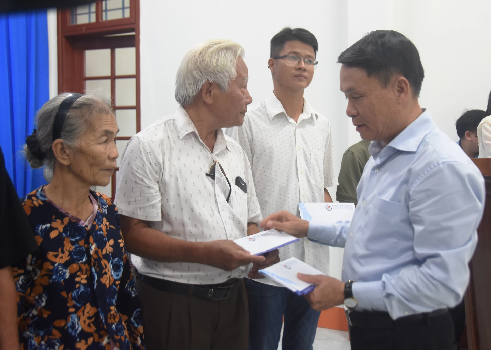 Đồng chí Nguyễn Đức Lợi, Phó Chủ tịch Thường trực Hội Nhà báo Việt Nam  trao quà cho các gia đình chính sách ở xã Triệu Cơ - Ảnh: Đ.V