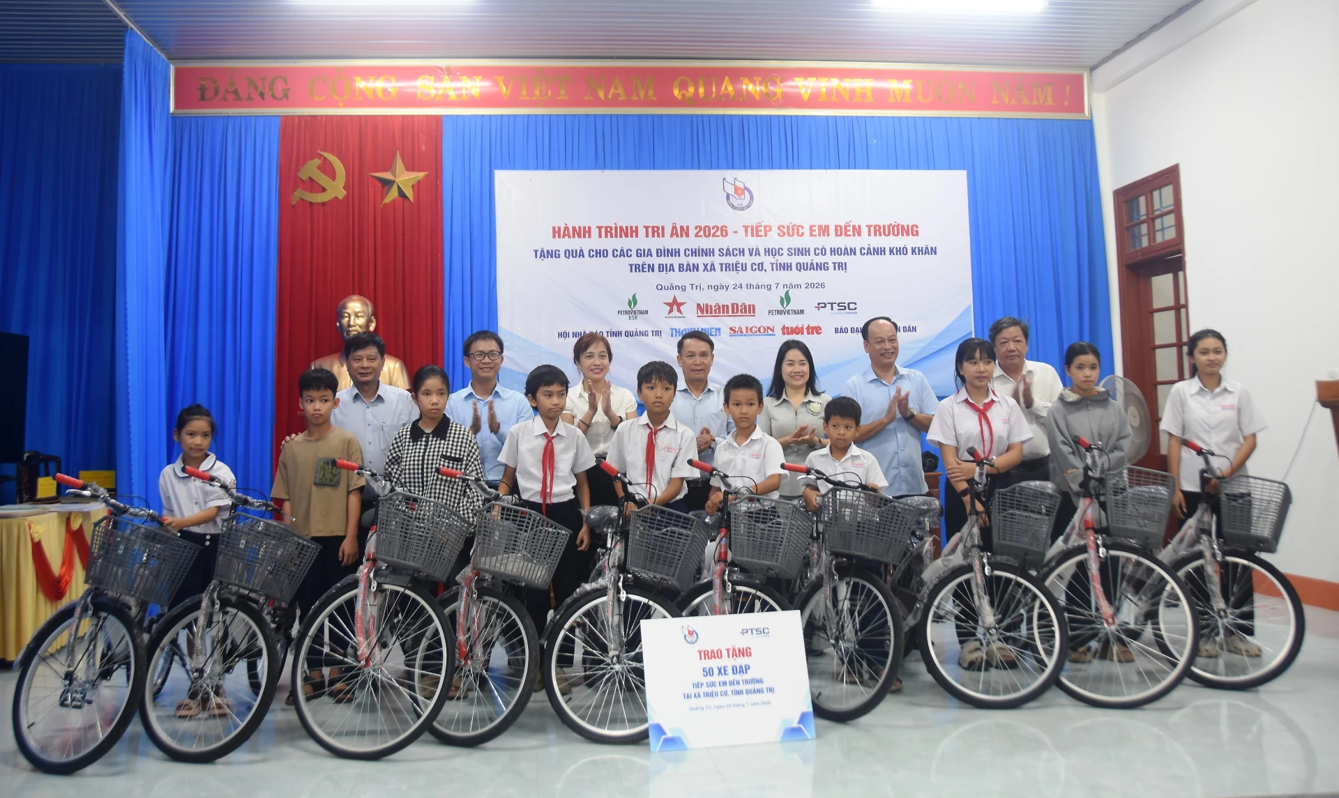 Trao tặng xe đạp cho học sinh có hoàn cảnh khó khăn tại xã Triệu Cơ - Ảnh: Đ.V