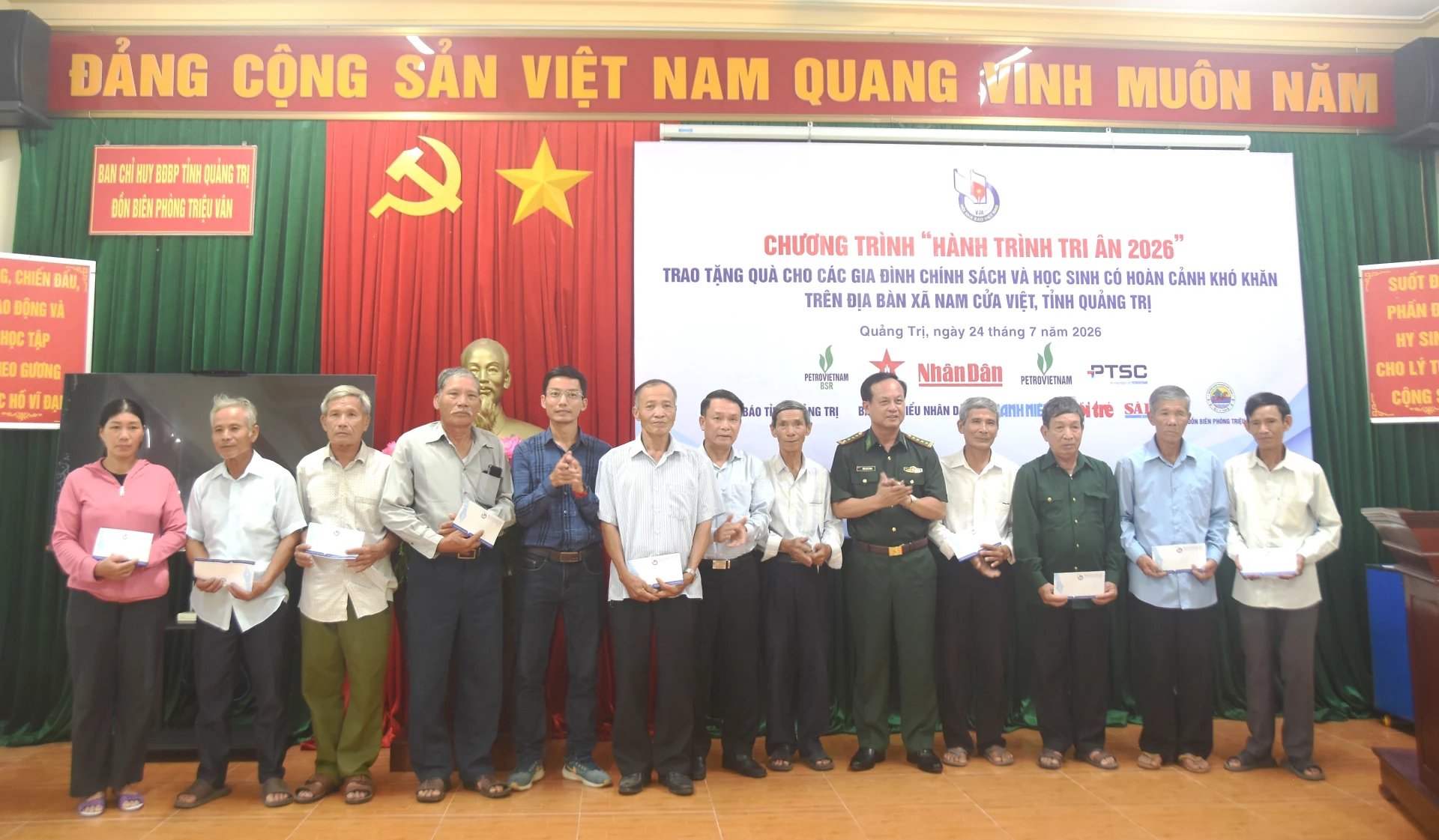 Trao tặng quà cho các gia đình chính sách tại xã Nam Cửa Việt - Ảnh: Đ.V