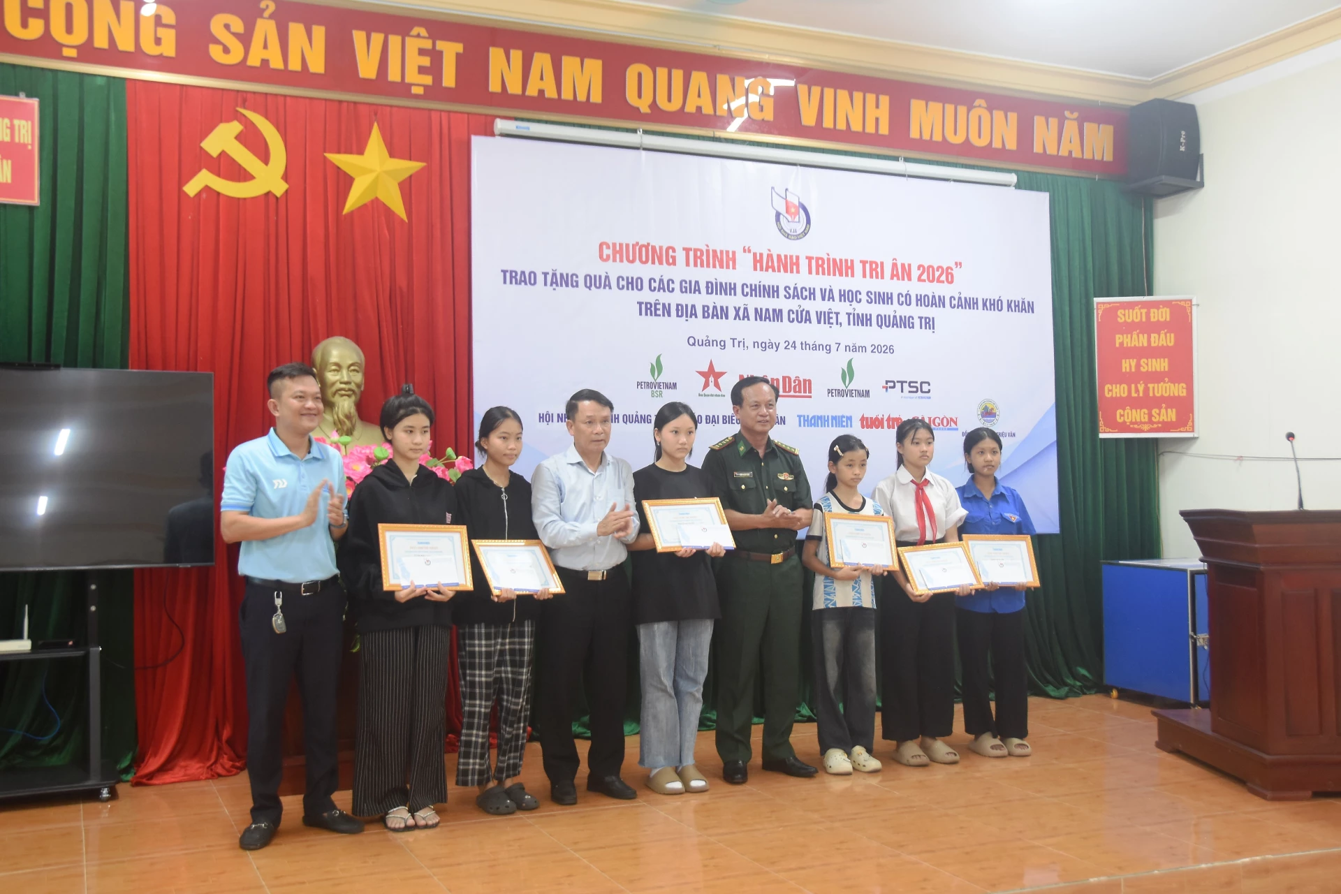 Trao tặng quà cho các em học sinh có hoàn cảnh khó khăn tại xã Nam Cửa Việt - Ảnh: Đ.V
