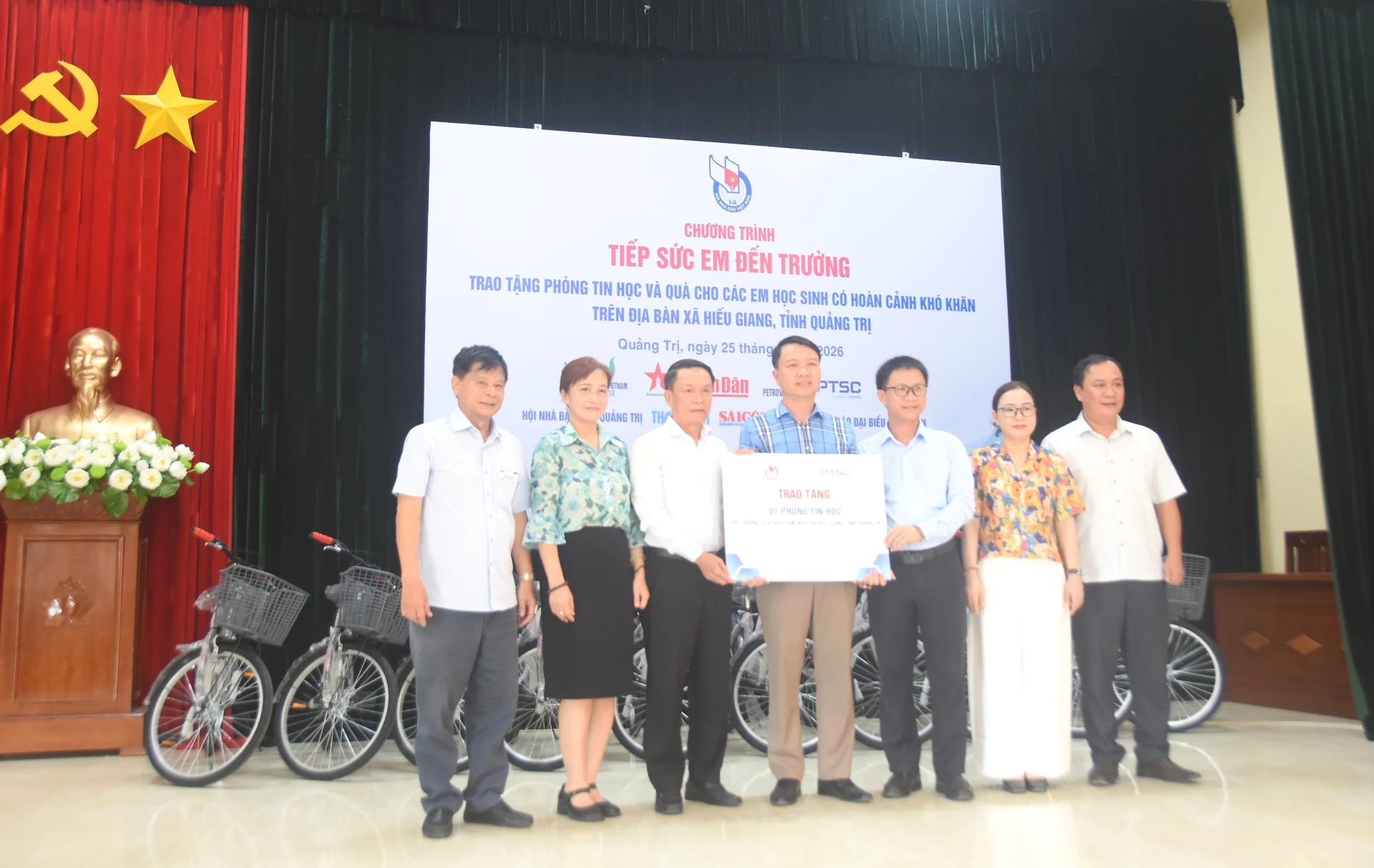 Trao tặng phòng máy tính cho Trường TH&THCS Cam Hiếu, xã Hiếu Giang - Ảnh: Đ.V