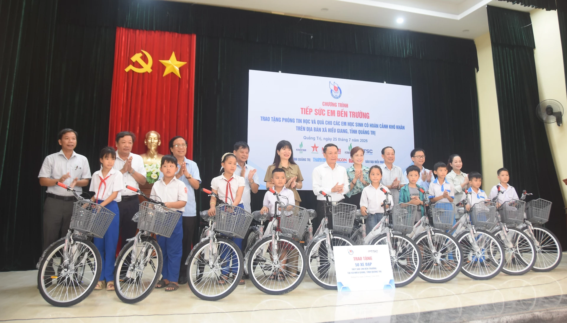 Trao tặng xe đạp cho học sinh có hoàn cảnh khó khăn của Trường TH&THCS Cam Hiếu, xã Hiếu Giang - Ảnh: Đ.V