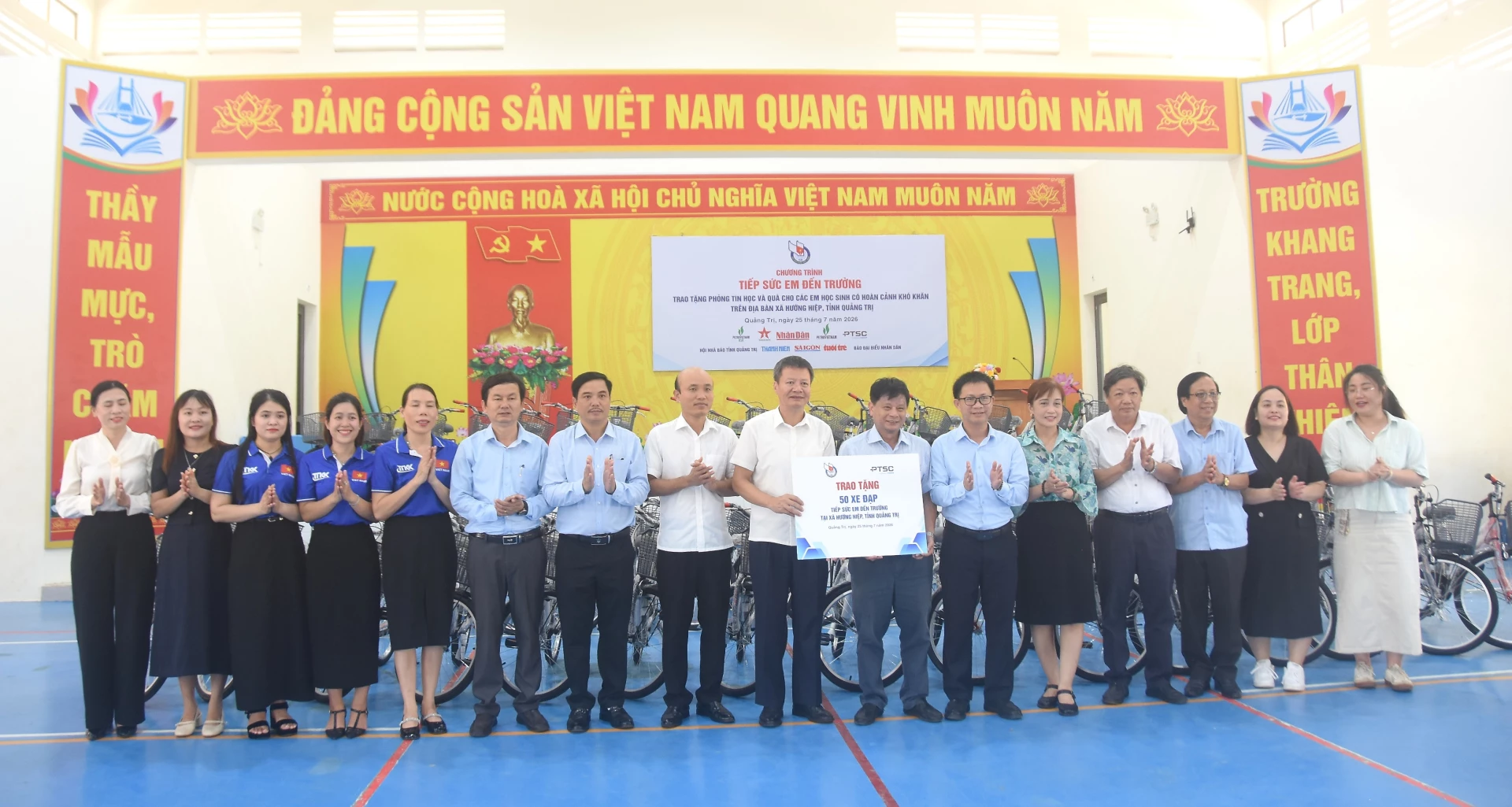 Trao tặng 50 xe đạp cho học sinh có hoàn cảnh khó khăn Trường THCS Krông Klang, xã Hướng Hiệp - Ảnh: Đ.V