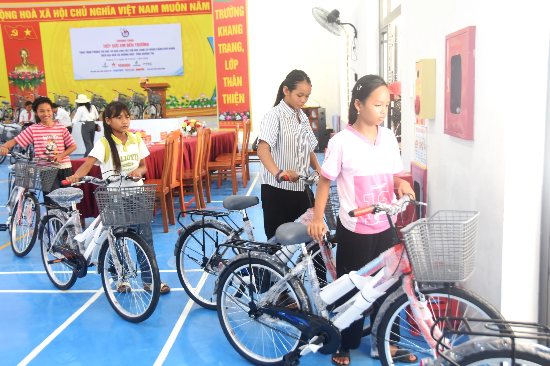 Học sinh Trường THCS Krông Klang, xã Hướng Hiệp vui mừng khi được tặng xe đạp để đến trường học tập thuận lợi hơn - Ảnh: Đ.V