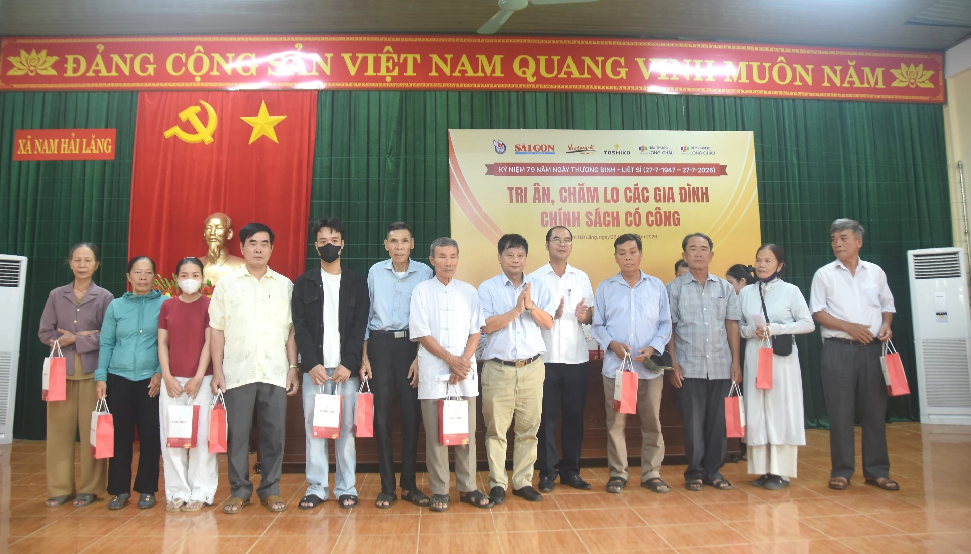 Trao quà cho các gia đình chính sách tại xã Nam Hải Lăng, tỉnh Quảng Trị - Ảnh: Đ.V