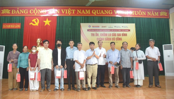Trao tặng 130 suất quà cho các gia đình chính sách, học sinh hiếu học 