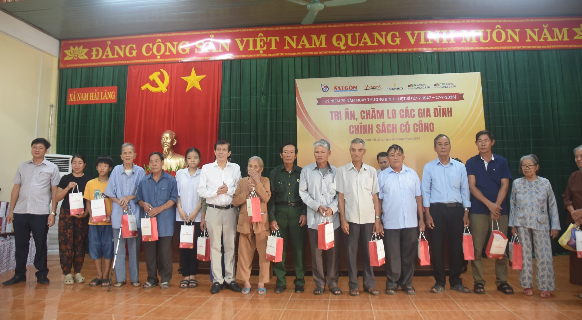Trao quà cho các gia đình chính sách tại xã Nam Hải Lăng, tỉnh Quảng Trị - Ảnh: Đ.V