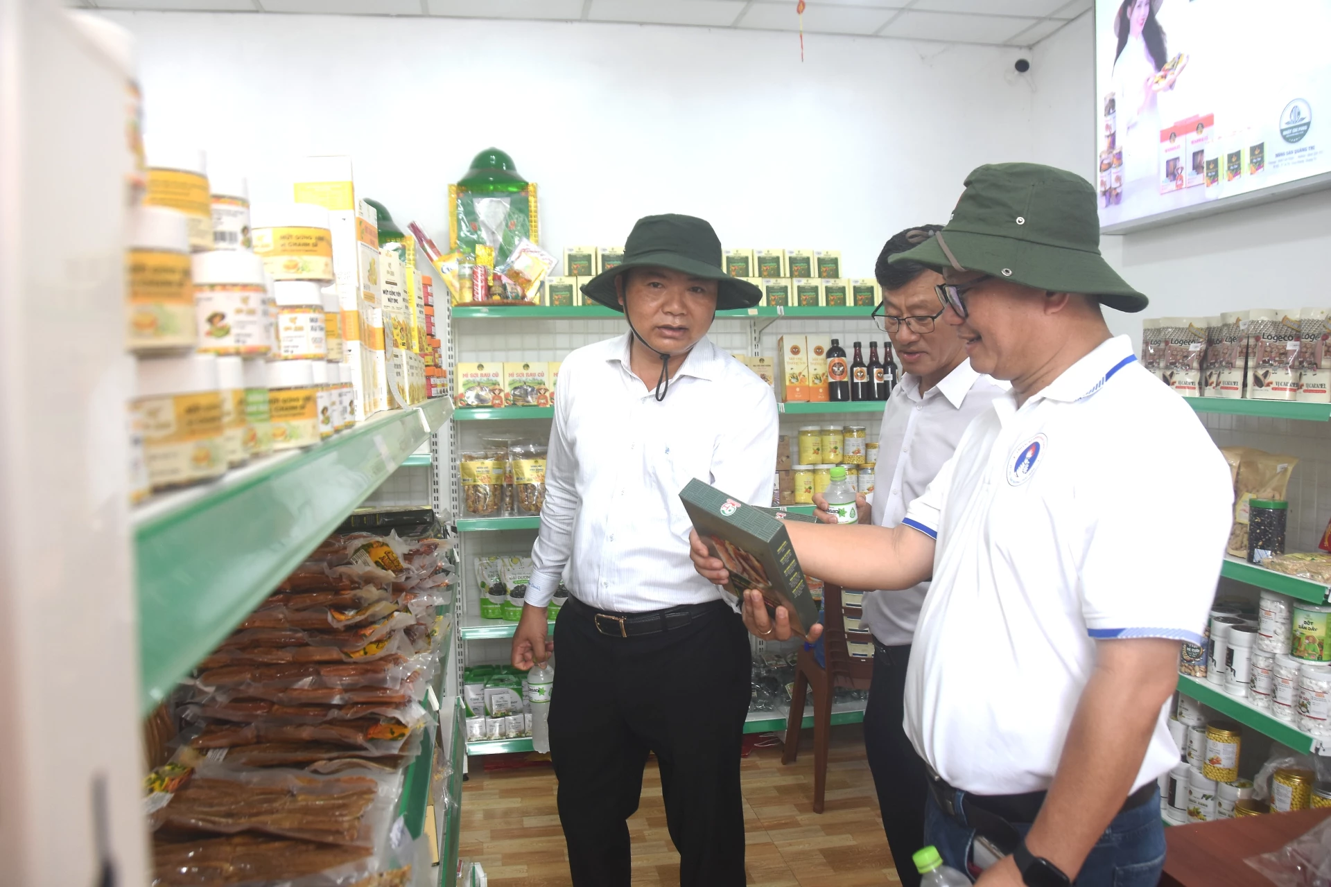 Tham quan, tìm hiểu các sản phẩm đặc trưng, OCOP tỉnh Quảng Trị - Ảnh: Đ.V
