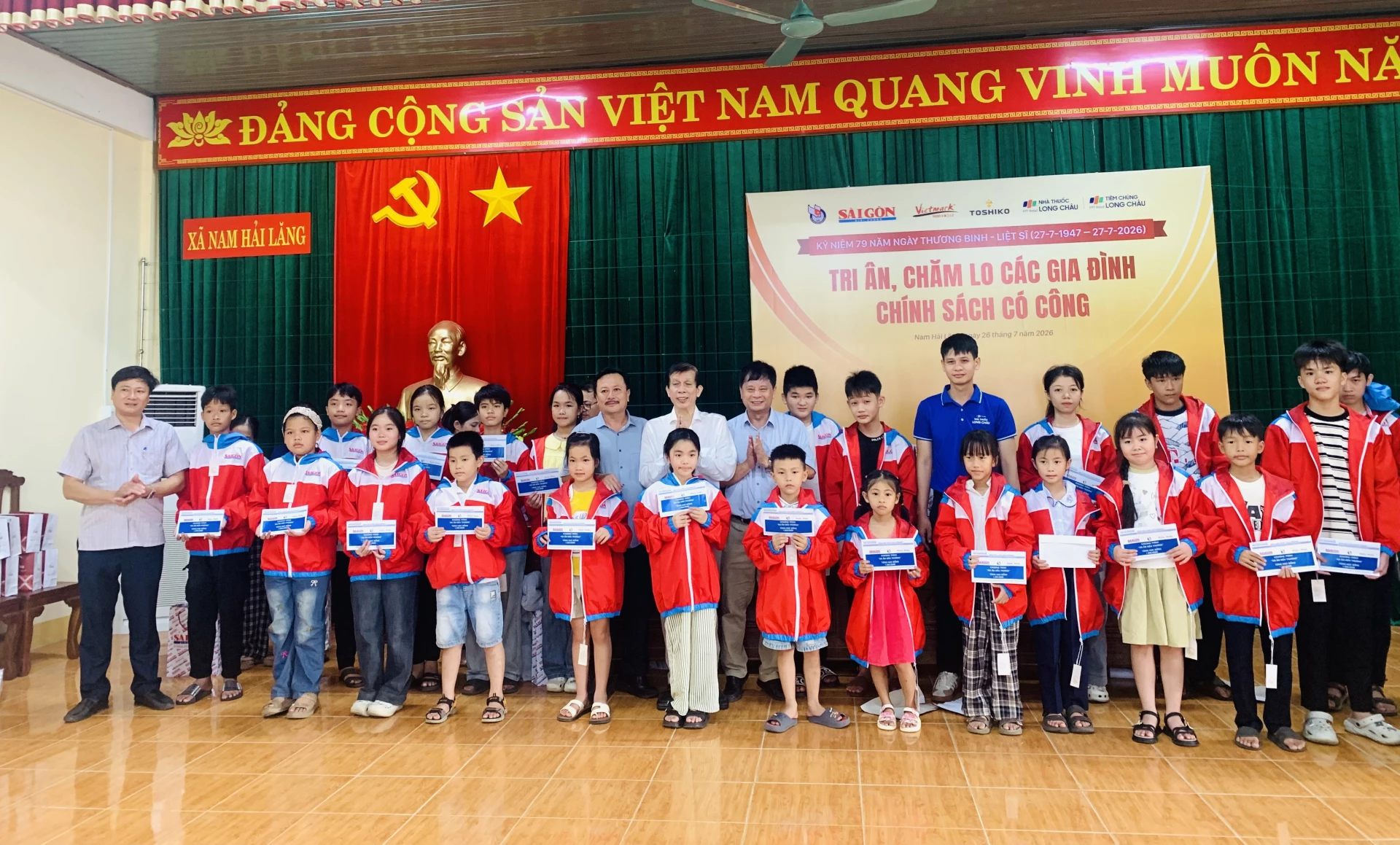 Trao quà cho các em học sinh hiếu học tại xã Nam Hải Lăng, tỉnh Quảng Trị - Ảnh: Đ.V