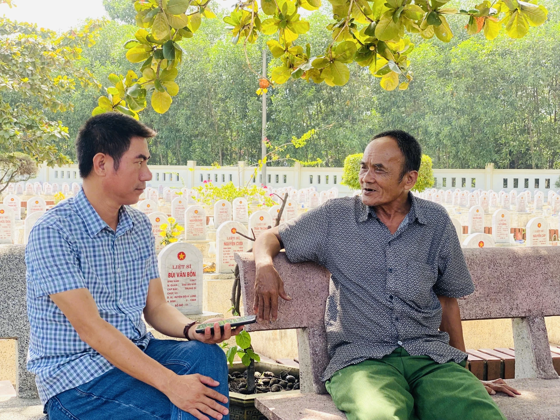Ông Hồ Văn Thành trò chuyện với phóng viên - Ảnh: Đ.V