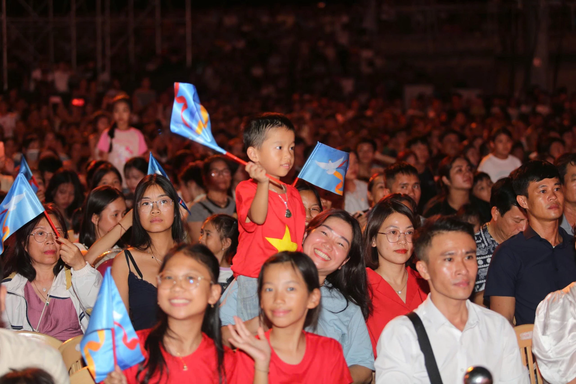 Đông đảo các tầng lớp nhân dân, du khách gần xa đã đến tham gia và thưởng thức chương trình nghệ thuật - Ảnh: Đ.V