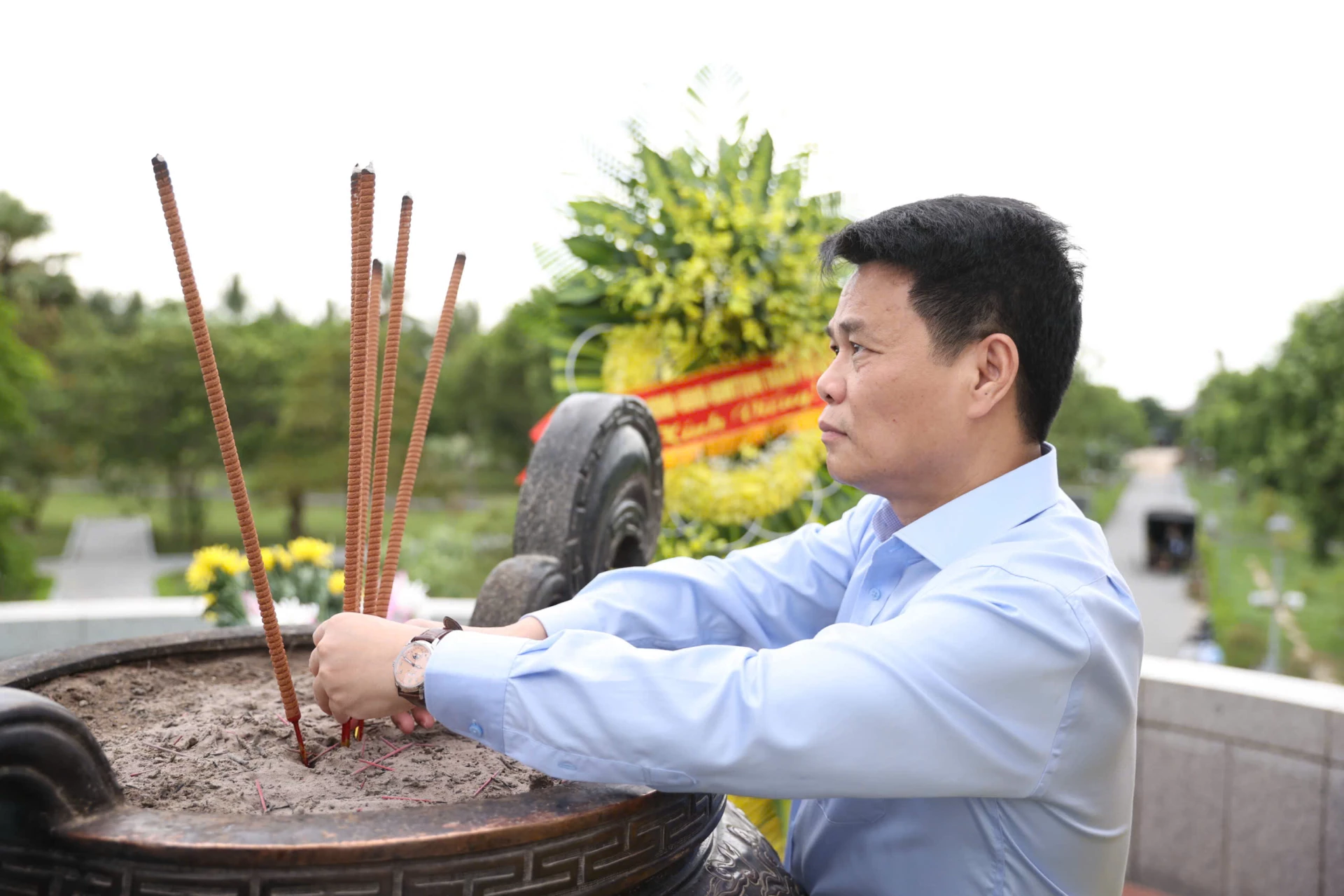 Đồng chí Lê Ngọc Châu, Bí thư Thành ủy, Trưởng Đoàn Đại biểu Quốc hội TP. Hải Phòng dâng hương tại Di tích quốc gia đặc biệt Thành Cổ Quảng Trị - Ảnh: Đ.V