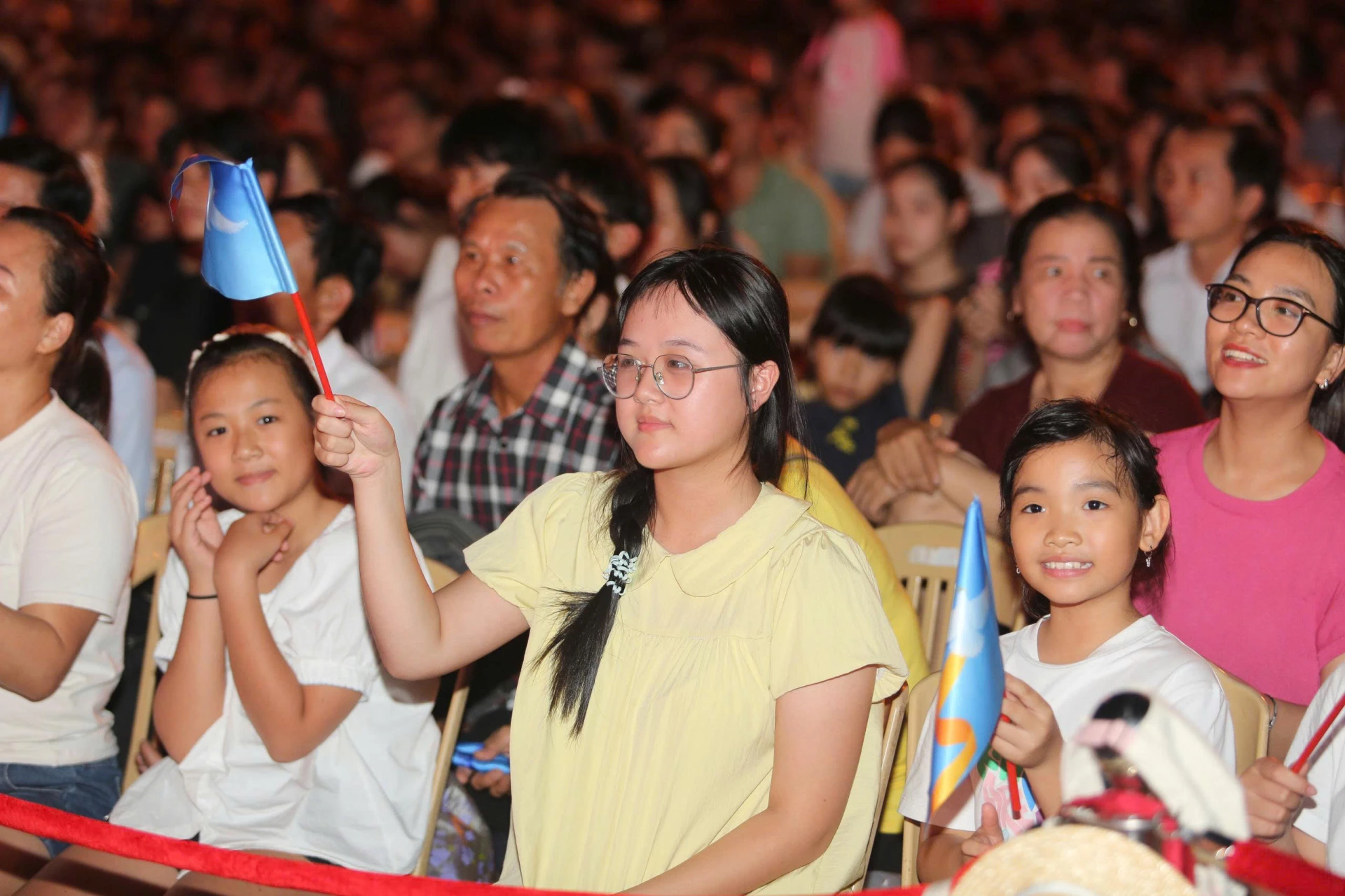 Đông đảo các tầng lớp nhân dân, du khách gần xa đã đến tham gia và thưởng thức chương trình nghệ thuật - Ảnh: Đ.V