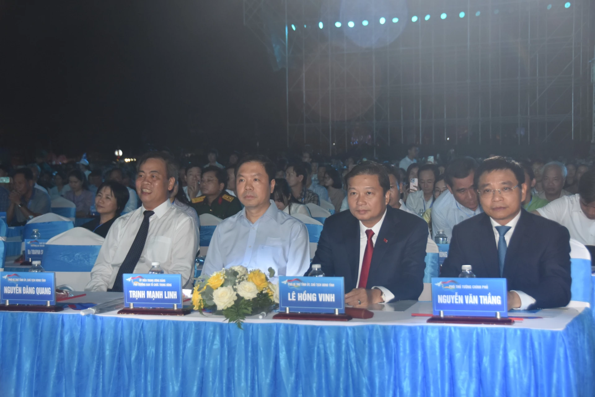 Các đại biểu tham dự lễ khai mạc - Ảnh: Đ.V