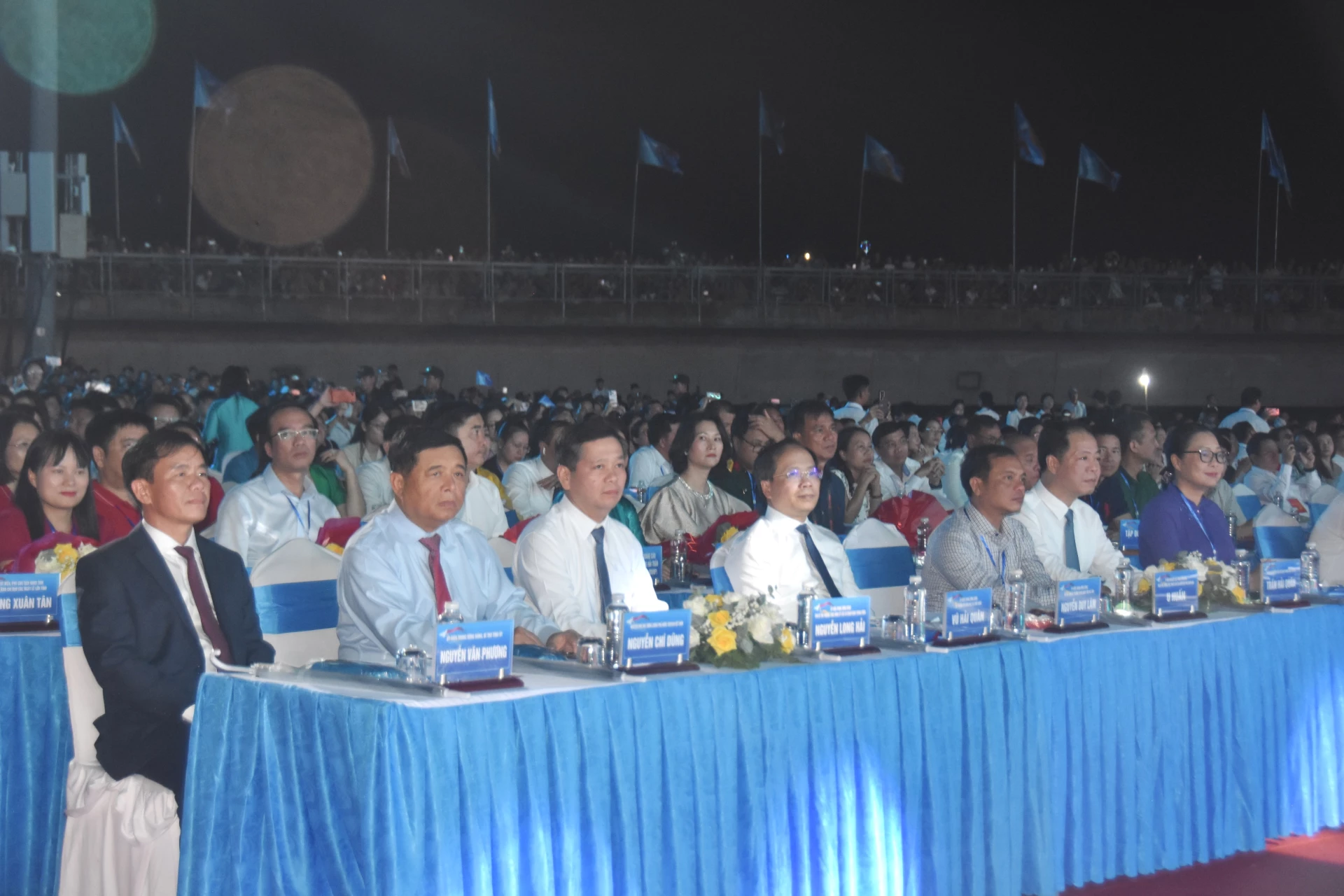 Các đại biểu tham dự lễ khai mạc - Ảnh: Đ.V