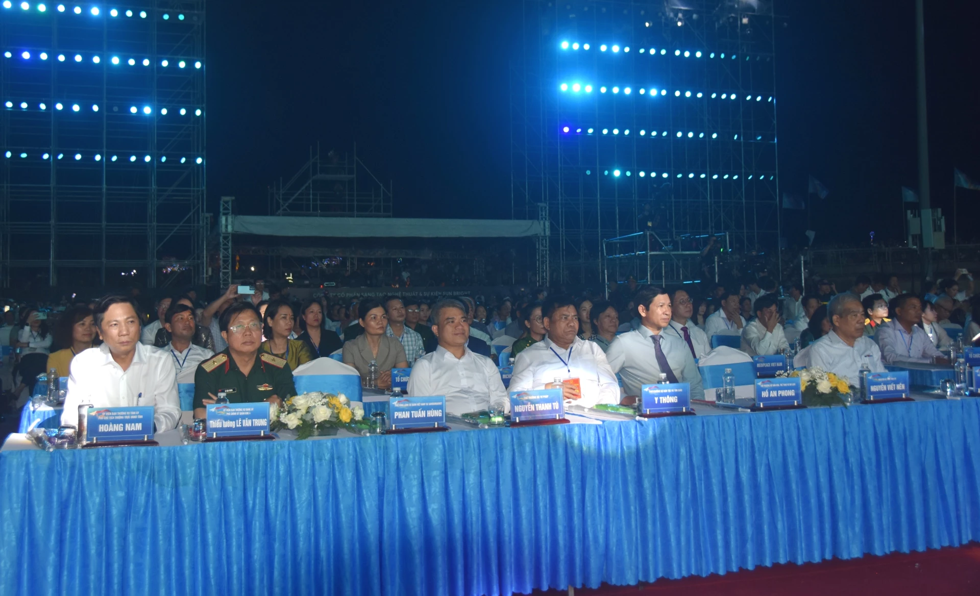 Các đại biểu tham dự lễ khai mạc - Ảnh: Đ.V
