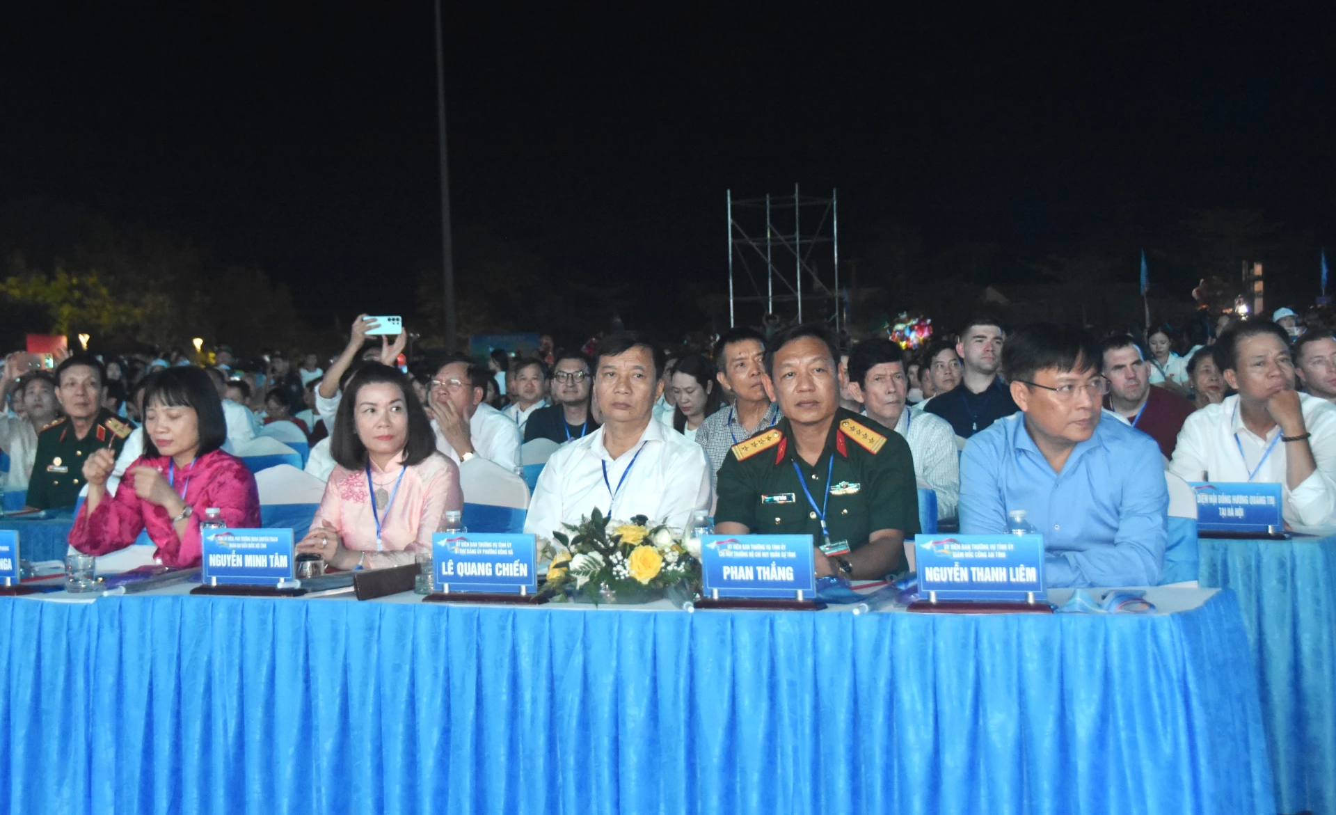 Các đại biểu tham dự lễ khai mạc - Ảnh: Đ.V