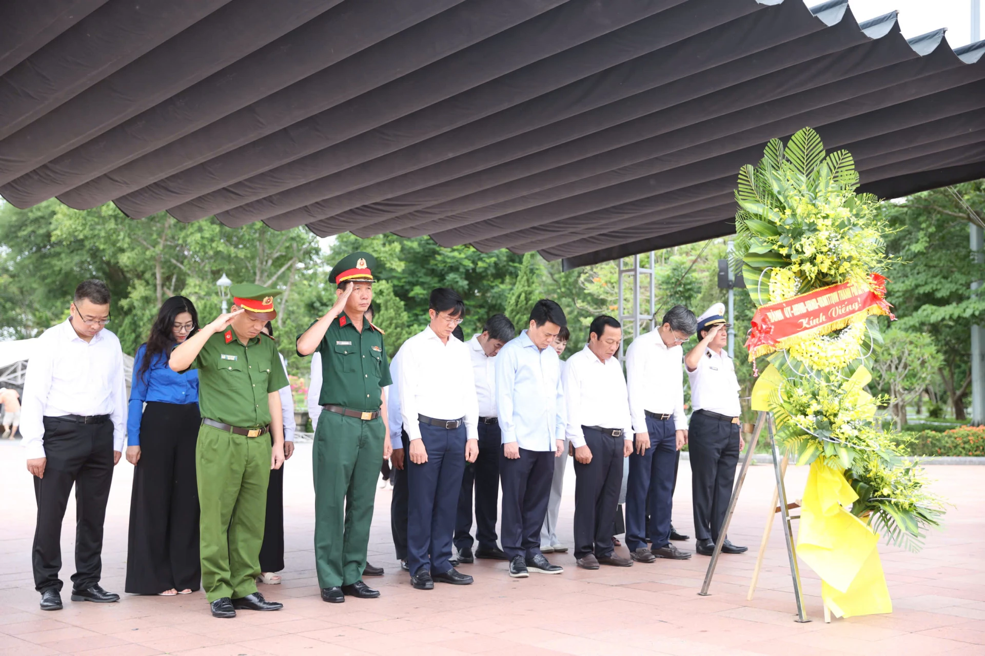 Đoàn công tác TP. Hải Phòng dành phút mặc niệm tưởng nhớ các anh hùng liệt sĩ - Ảnh: Đ.V
