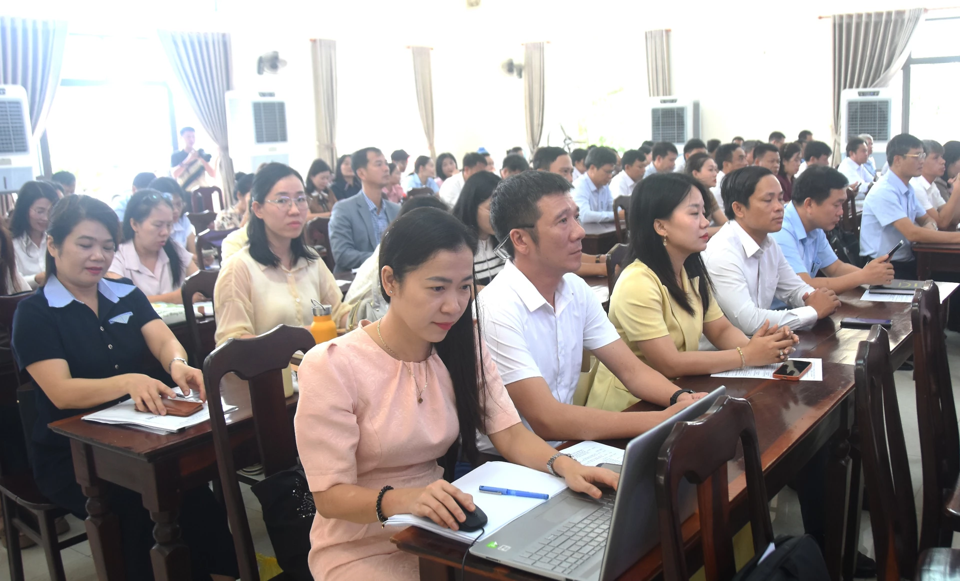 Các học viên tập trung, nghiêm túc tiếp thu các chuyên đề - Ảnh: Đ.V