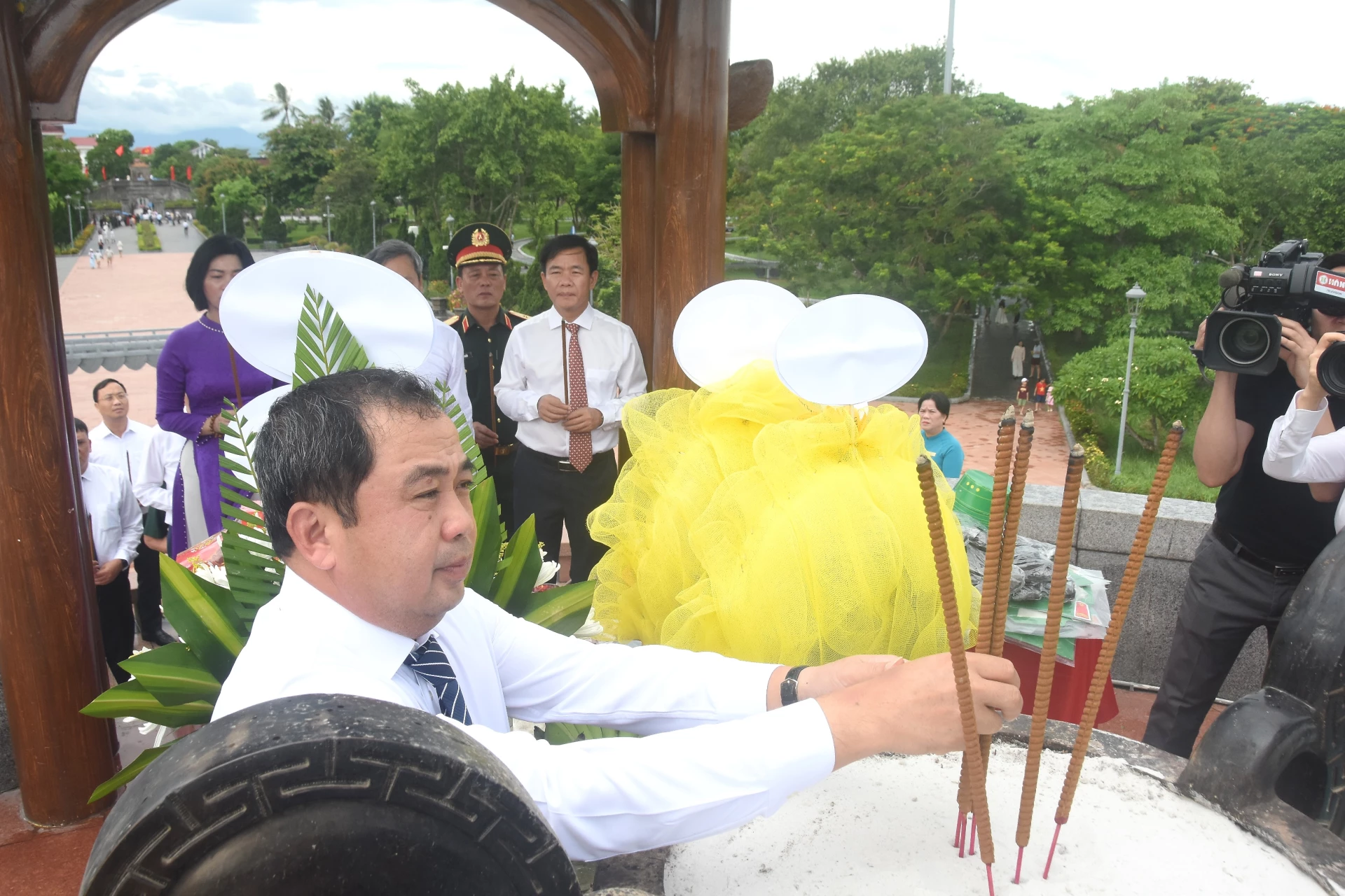 Đồng chí Trần Đức Thắng, Ủy viên Bộ Chính trị, Bí thư Thành ủy Hà Nội dâng hương tại Thành Cổ Quảng Trị - Ảnh: Đ.V