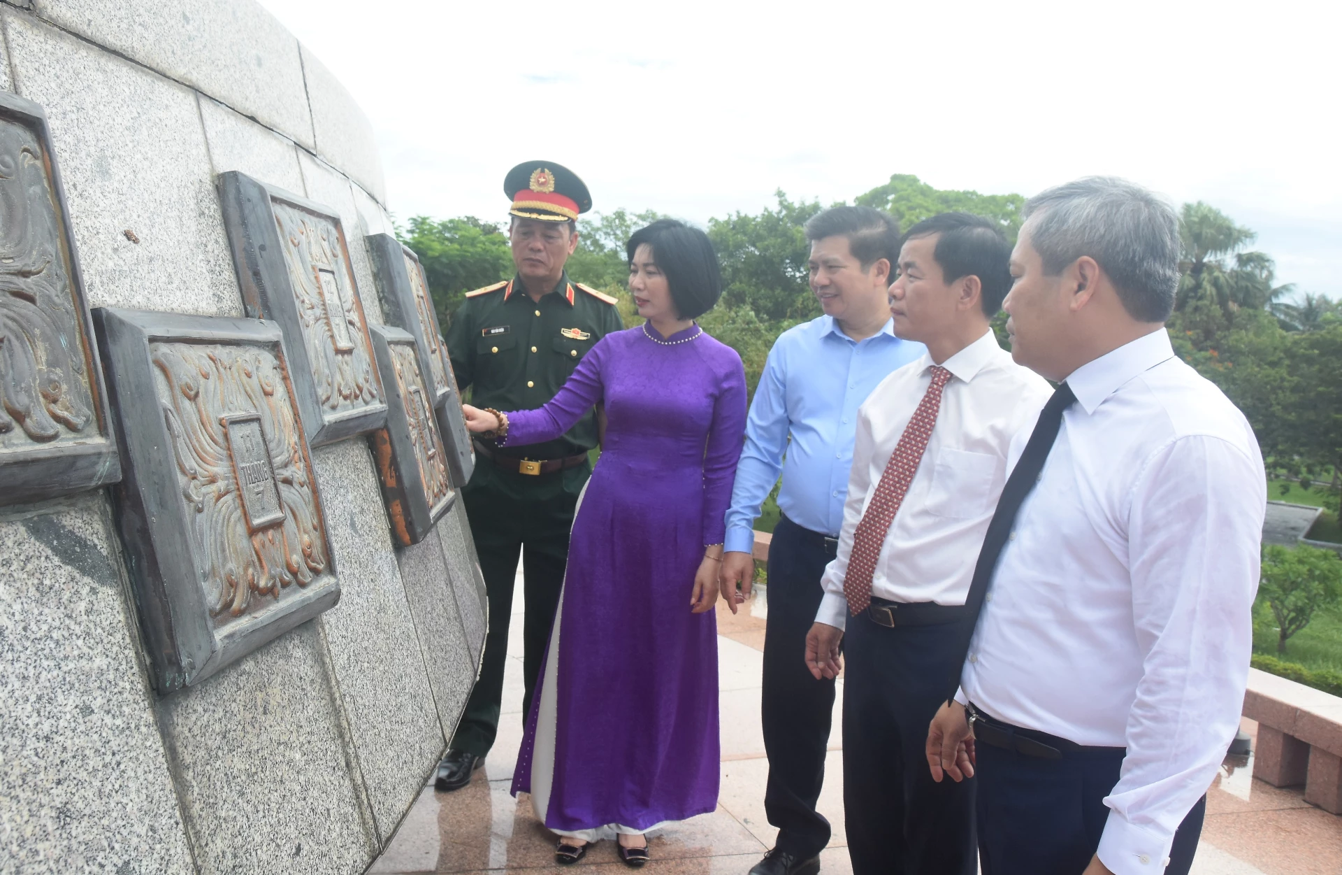 Các đồng chí lãnh đạo thành phố Hà Nội và lãnh đạo tỉnh Quảng Trị tại Thành Cổ Quảng Trị - Ảnh: ĐV