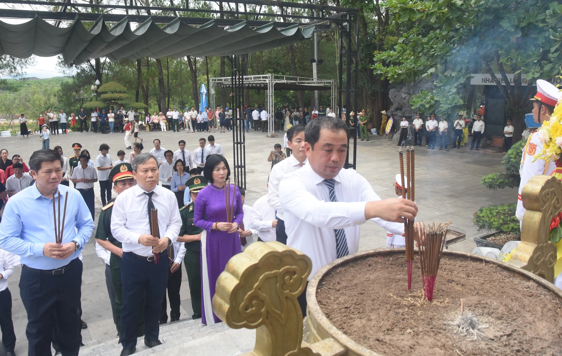 Đồng chí Trần Đức Thắng, Ủy viên Bộ Chính trị, Bí thư Thành ủy Hà Nội và đoàn dâng hương tại Nghĩa trang Liệt sĩ Quốc gia Trường Sơn - Ảnh: Đ.V