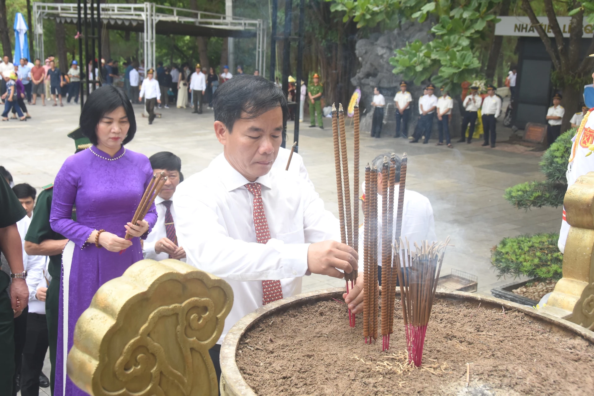Đồng chí Nguyễn Văn Phương, Ủy viên Trung Đảng, Bí thư Tỉnh ủy dâng hương tại Nghĩa trang Liệt sĩ Quốc gia Trường Sơn - Ảnh: Đ.V 
