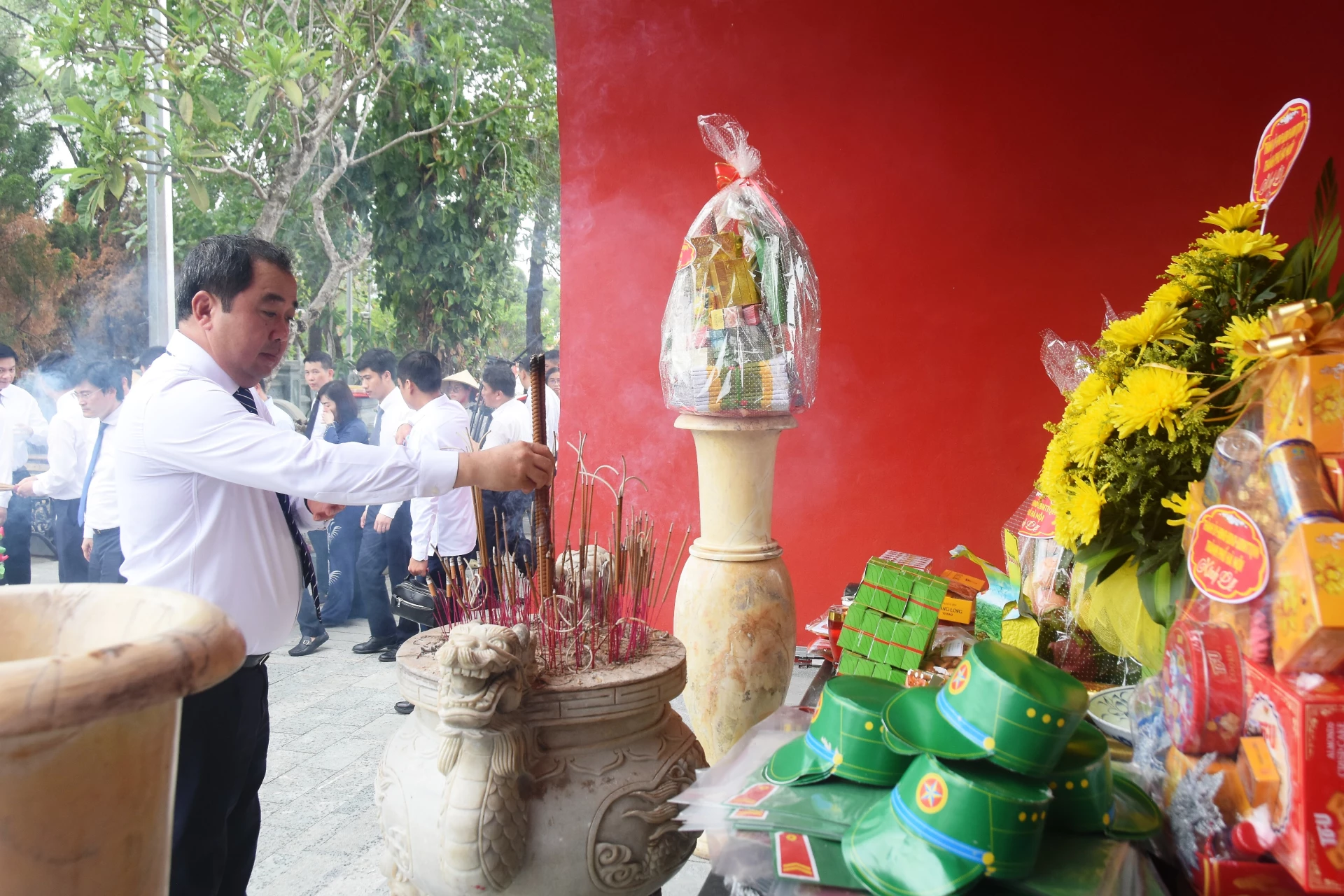 Đồng chí Trần Đức Thắng, Ủy viên Bộ Chính trị, Bí thư Thành ủy Hà Nội dâng hương tại Nhà tưởng niệm các Anh hùng liệt sĩ thành phố Hà Nội ở Nghĩa trang Liệt sĩ Quốc gia Trường Sơn - Ảnh: Đ.V