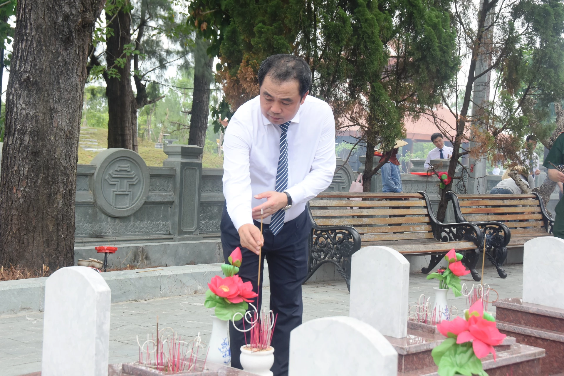 Đồng chí Trần Đức Thắng, Ủy viên Bộ Chính trị, Bí thư Thành ủy Hà Nội thắp nhang lên các phần mộ liệt sĩ - Ảnh: Đ.V