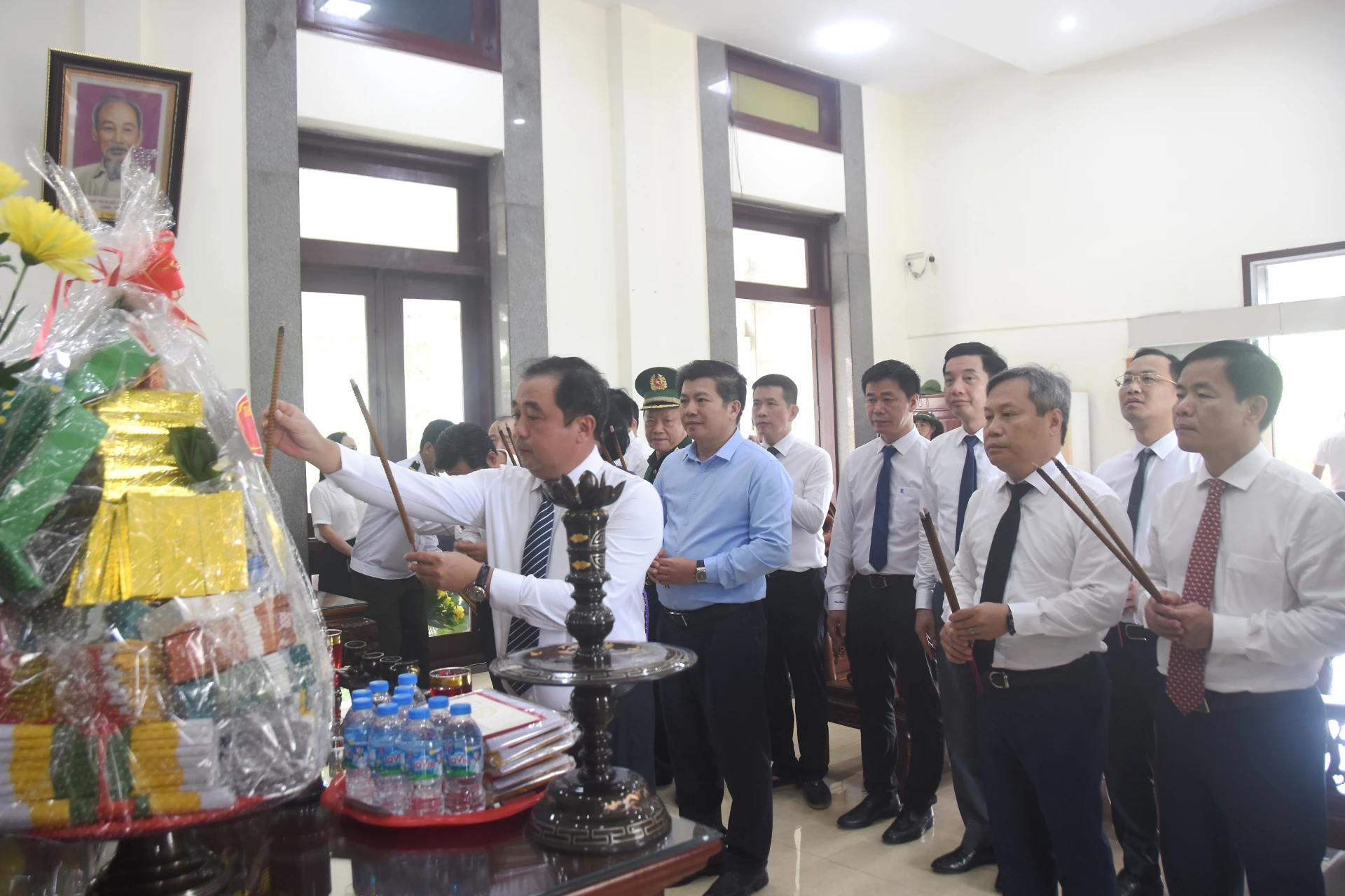 Đồng chí Trần Đức Thắng, Ủy viên Bộ Chính trị, Bí thư Thành ủy Hà Nội và đoàn dâng hương tại Nhà tưởng niệm Chủ tịch Hồ Chí Minh ở Nghĩa trang Liệt sĩ Quốc gia Đường 9 - Ảnh: ĐV
