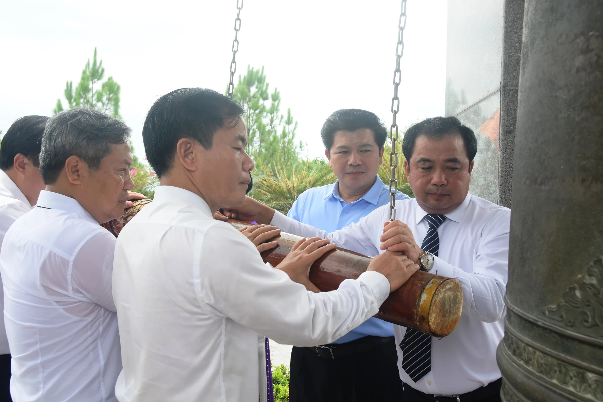 Các đồng chí lãnh đạo thành phố Hà Nội và lãnh đạo tỉnh Quảng Trị thực hiện nghi thức thỉnh chuông tại Nghĩa trang Liệt sĩ Quốc gia Đường 9 - Ảnh: ĐV