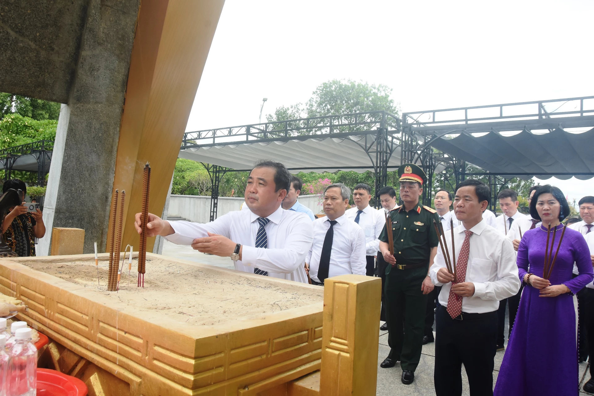 Đồng chí Trần Đức Thắng, Ủy viên Bộ Chính trị, Bí thư Thành ủy Hà Nội và đoàn dâng hương tại Nghĩa trang Liệt sĩ Quốc gia Đường 9 - Ảnh: Đ.V
