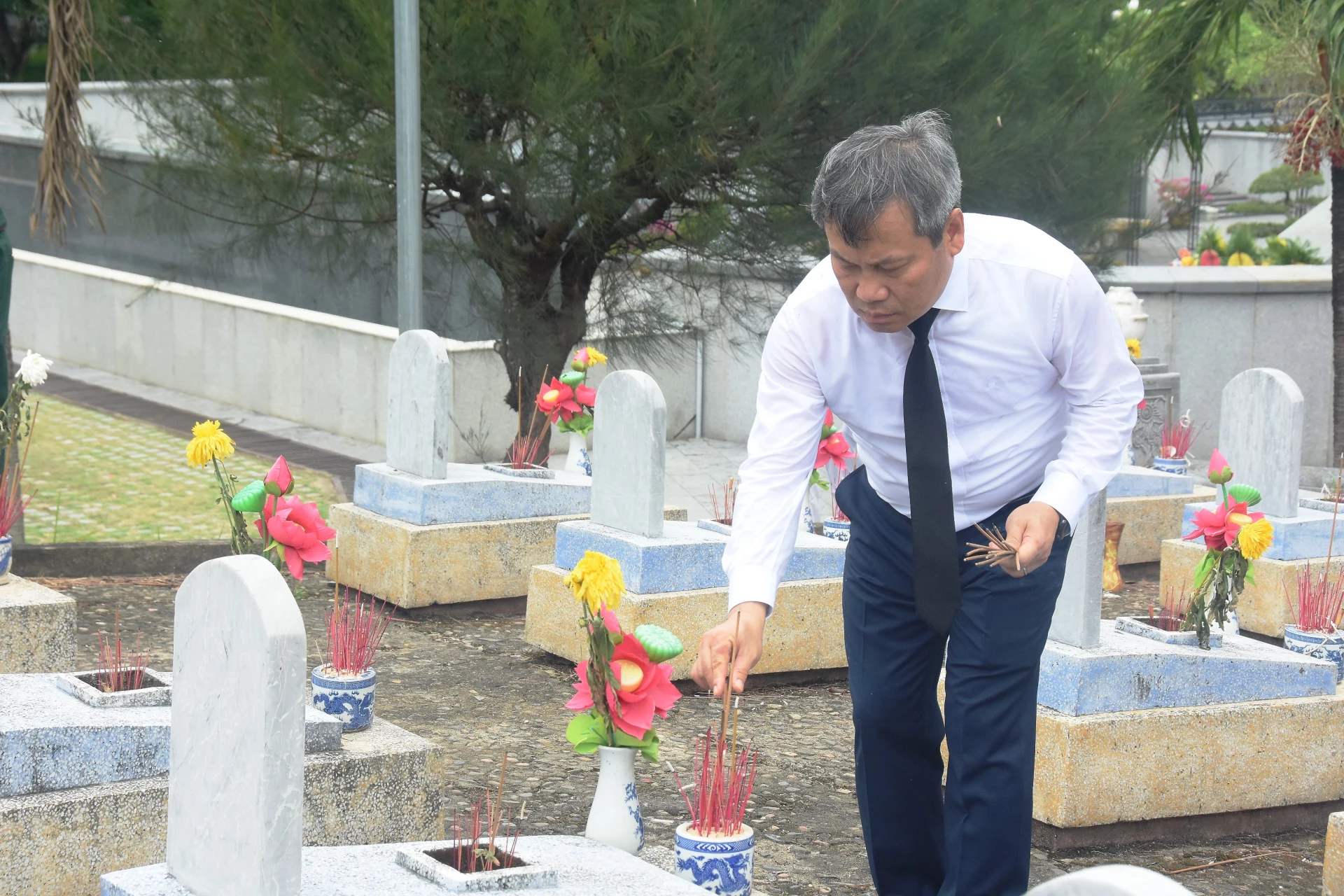 Đồng chí Vũ Đại Thắng, Ủy viên Trung ương Đảng, Phó Bí thư Thành ủy, Chủ tịch UBND thành phố Hà Nội dâng hương lên các phần mộ liệt sĩ - Ảnh: Đ.V