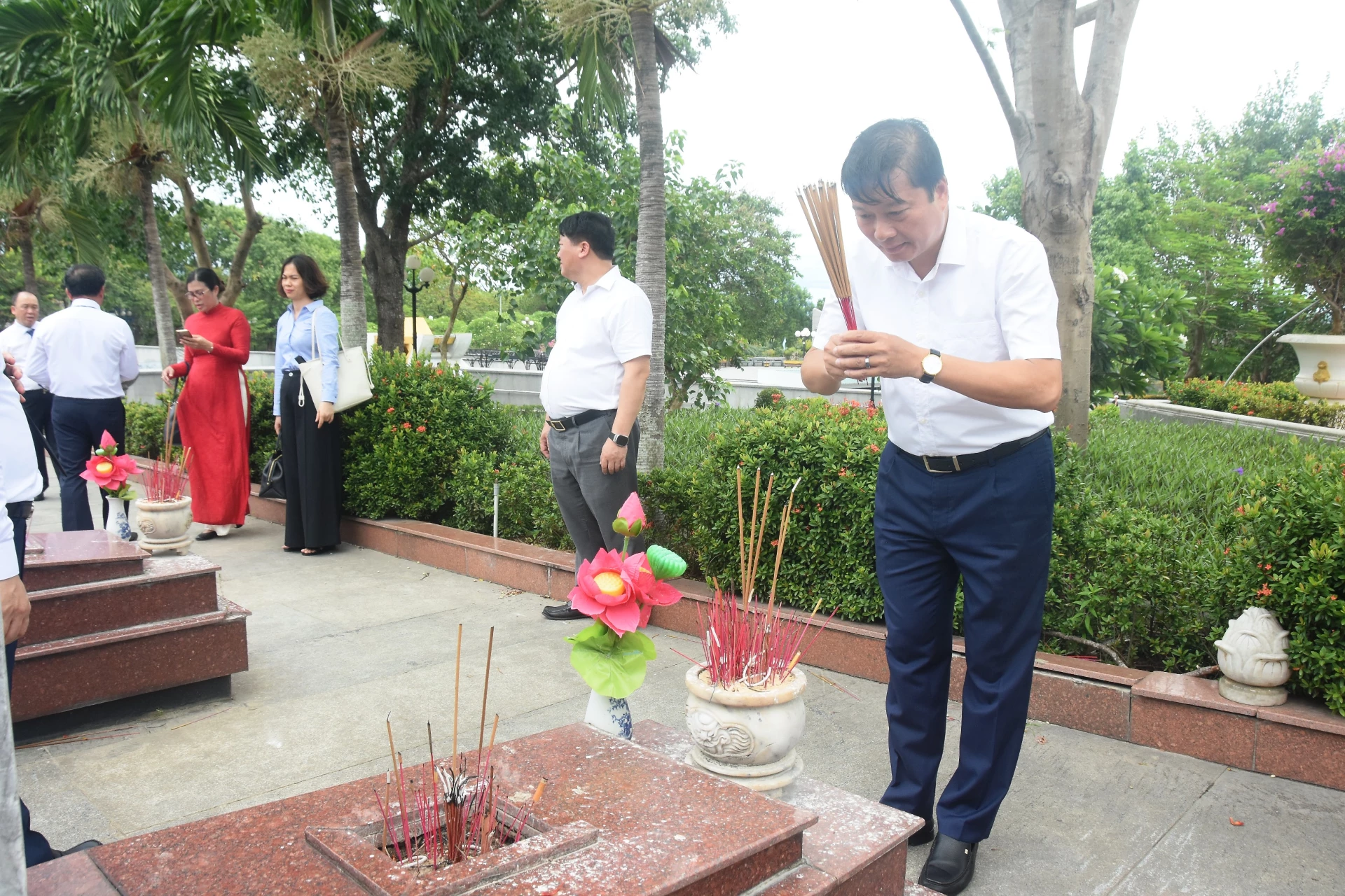 Đồng chí Lê Hồng Vinh, Phó Bí thư Tỉnh ủy, Chủ tịch UBND tỉnh thắp nhang lên phần mộ liệt sĩ- Ảnh: Đ.V 