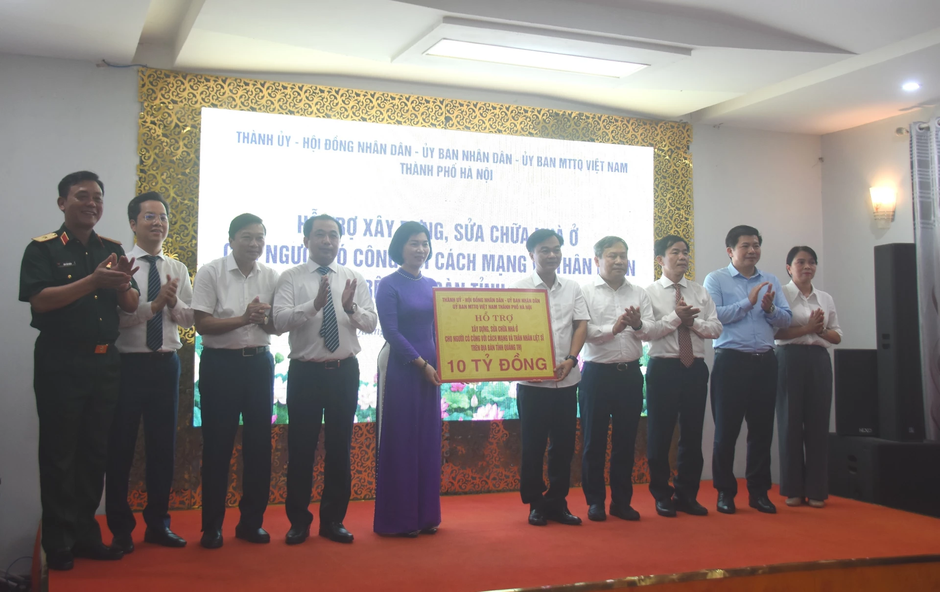 Đoàn công tác Thành ủy – HĐND – UBND - Ủy ban MTTQ Việt Nam thành phố Hà Nội trao tặng tỉnh Quảng Trị kinh phí hỗ trợ xây dựng, sửa chữa nhà ở cho người có công với cách mạng và thân nhân liệt sĩ - Ảnh: ĐV